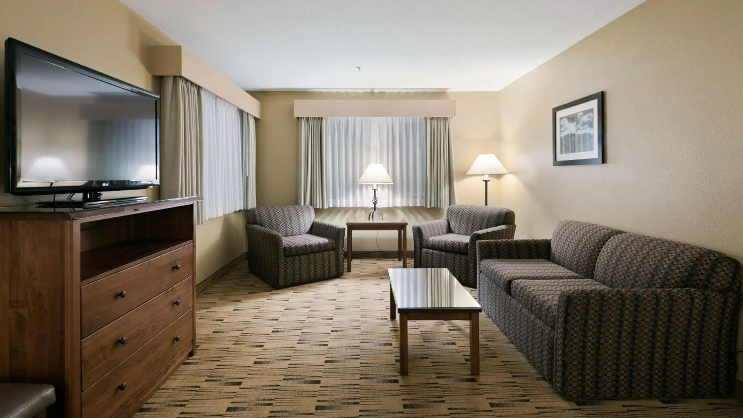 Photo of the whole room, Seating Area in Best Western Plus Columbia River Inn