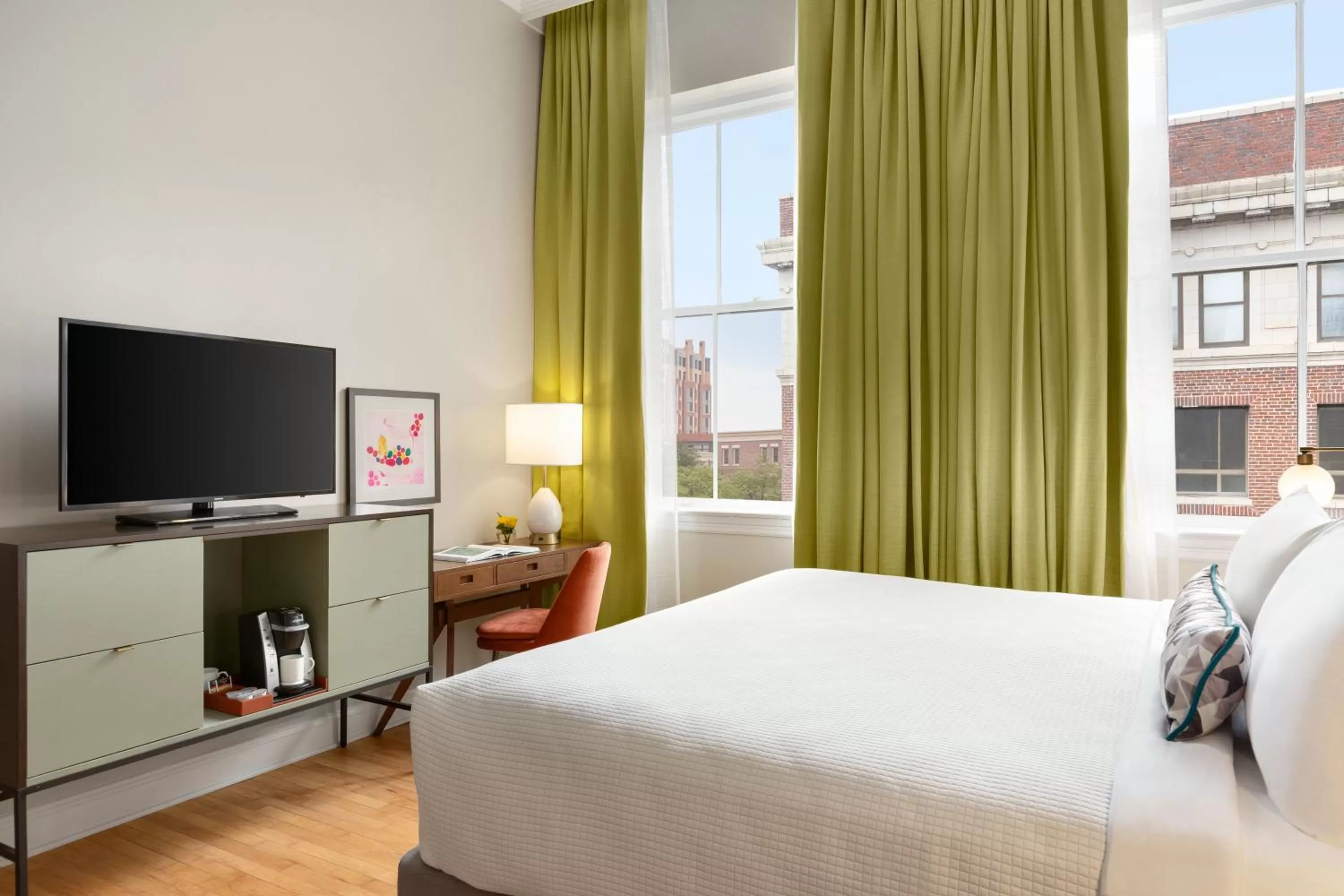 Photo of the whole room, Bed in Hotel Indigo - Winston-Salem Downtown by IHG