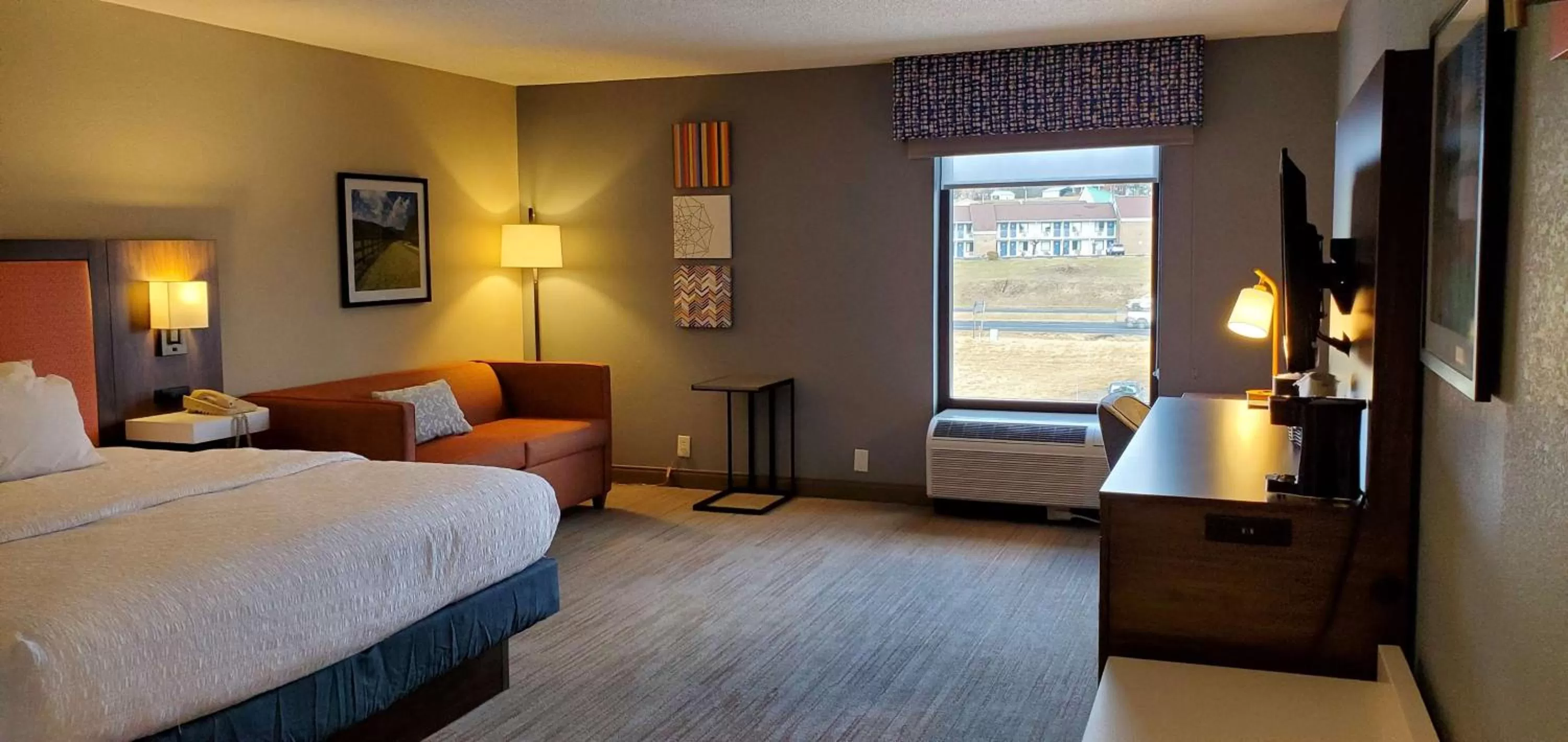 Living room, Bed in Hampton Inn - Hillsville