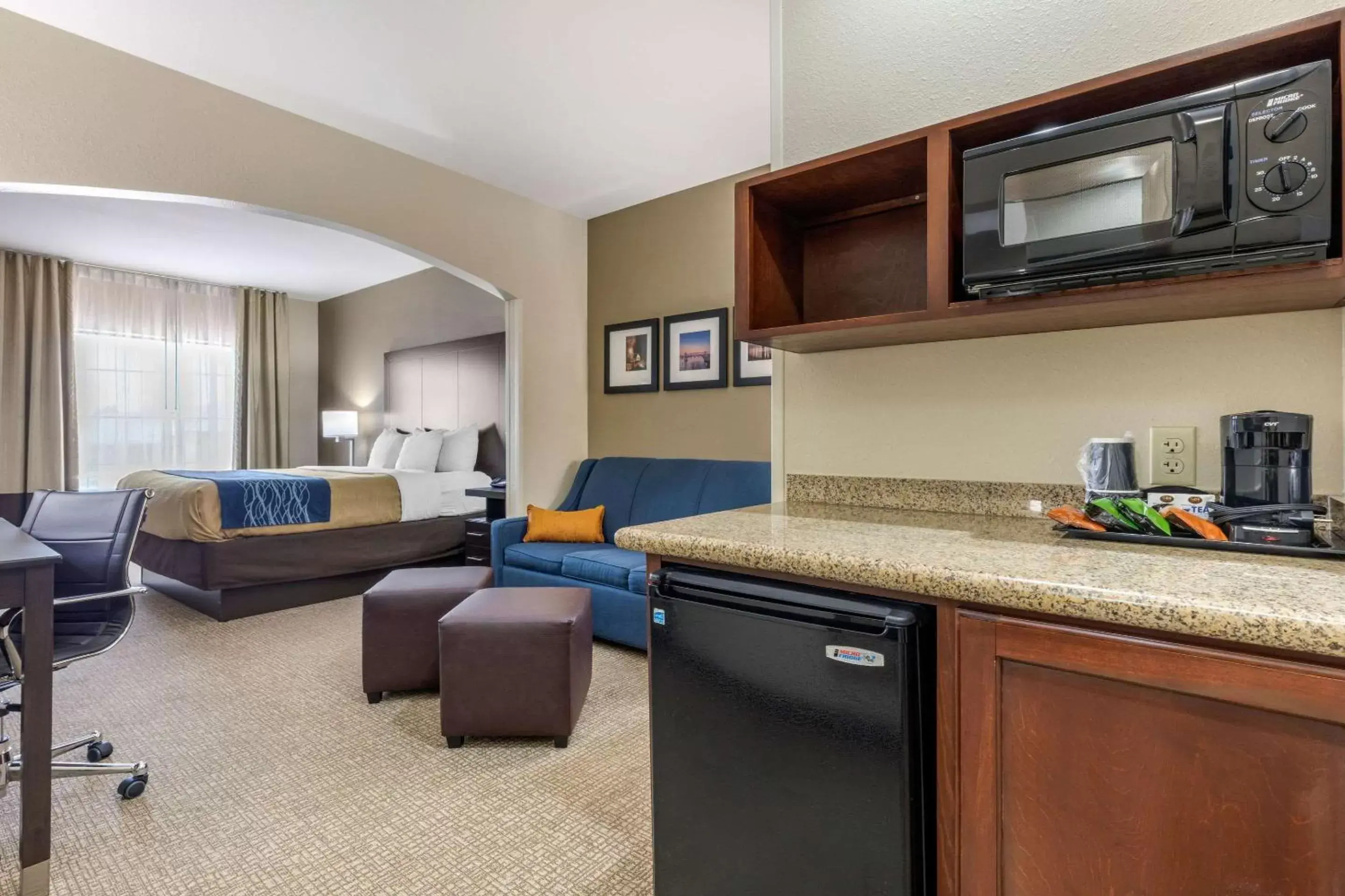 Photo of the whole room, Kitchen/Kitchenette in Comfort Inn & Suites North Little Rock McCain Mall