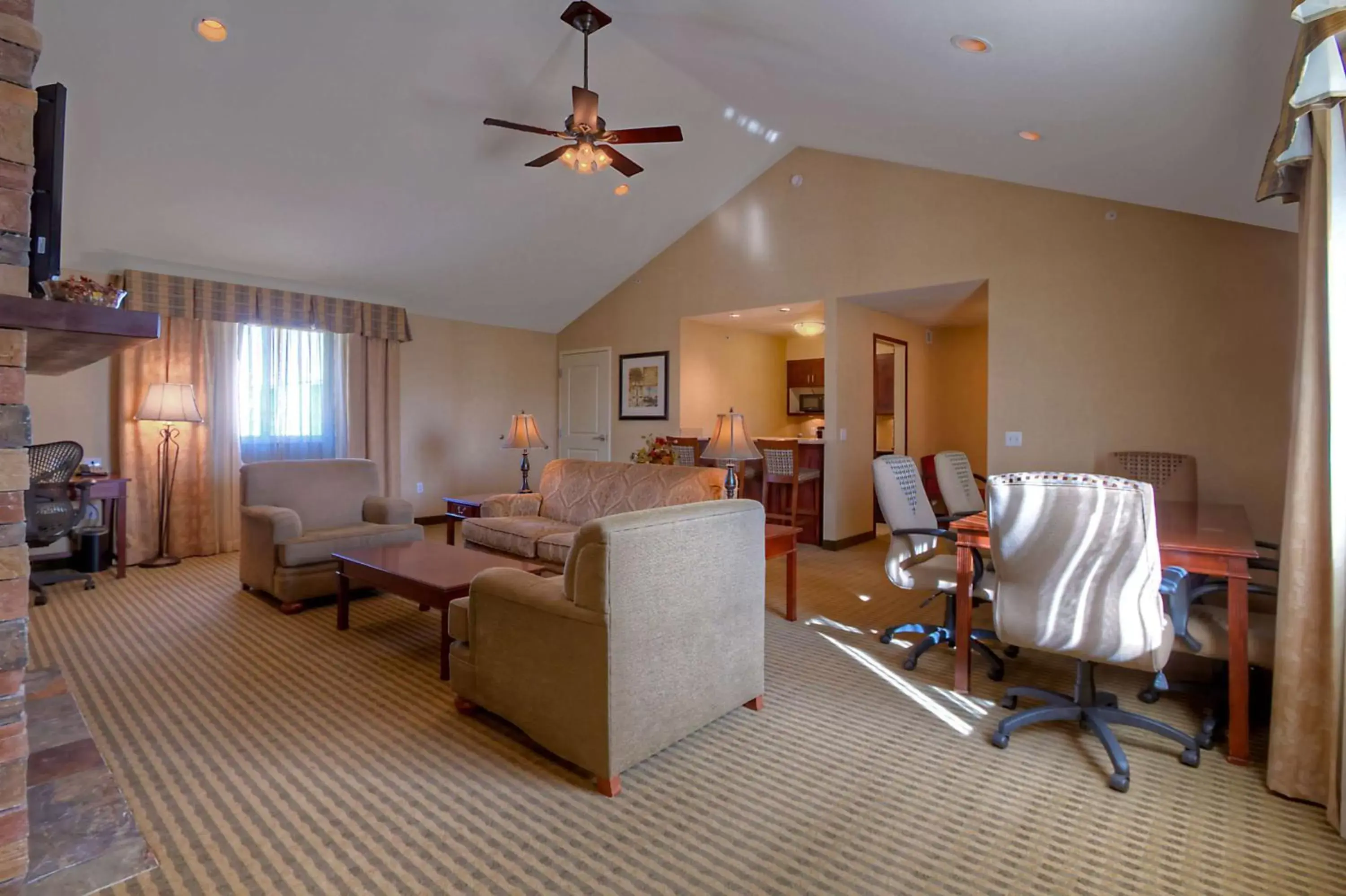 Bed, Seating Area in Hilton Garden Inn Great Falls