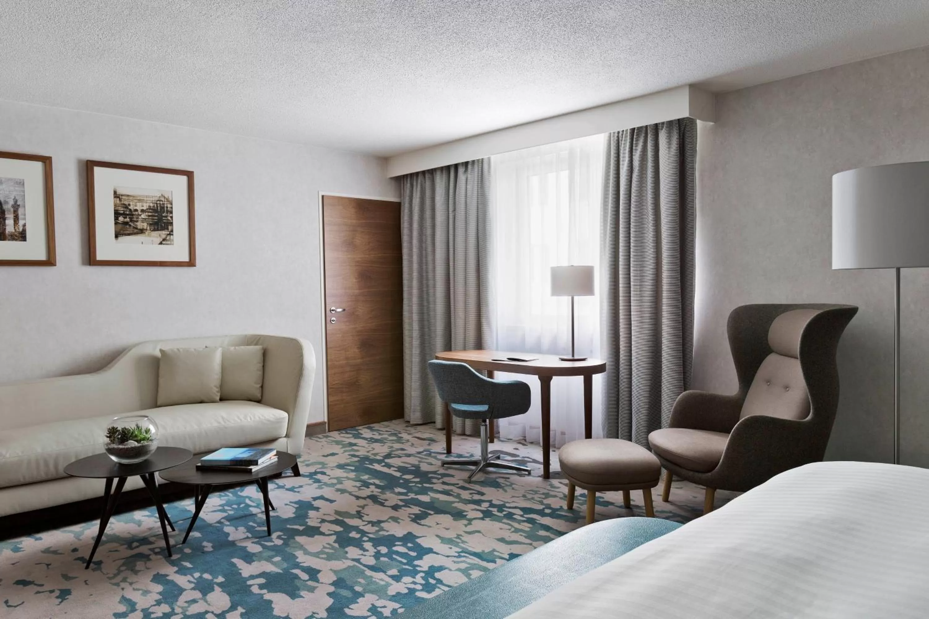 Living room, Bed in Vienna Marriott Hotel