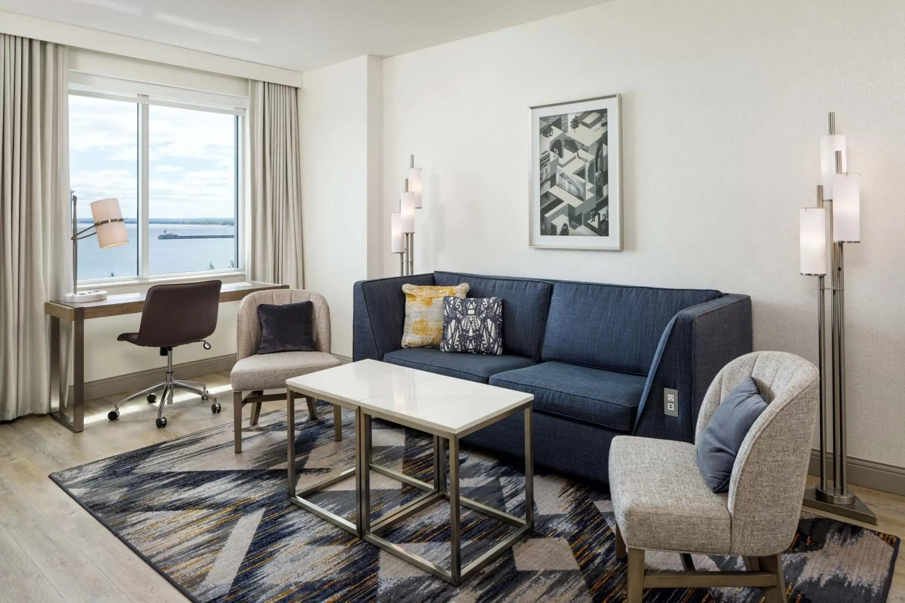 Living room, Seating Area in Sheraton Duluth Hotel