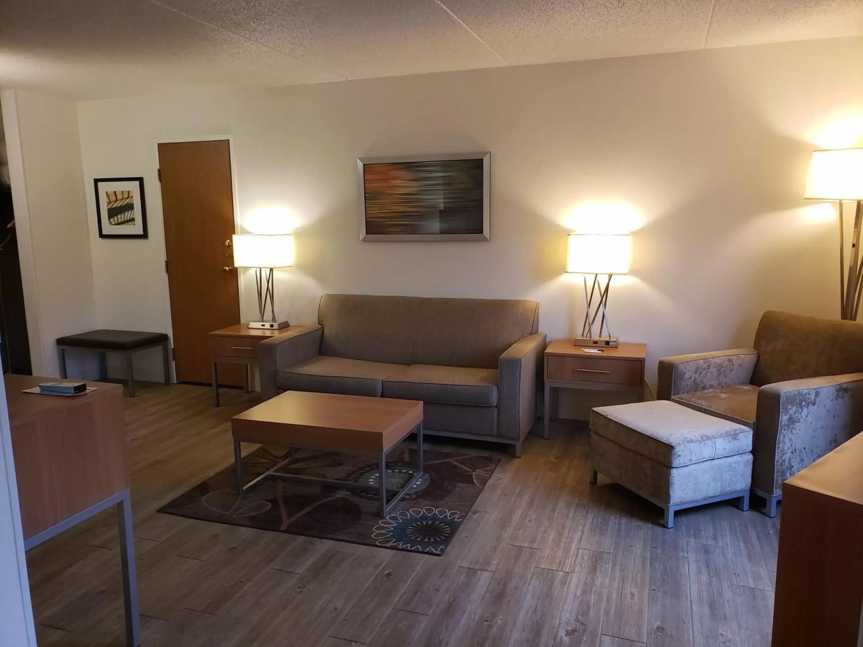 Photo of the whole room, Seating Area in Holiday Inn Express Hotel Pittsburgh-North/Harmarville, an IHG Hotel