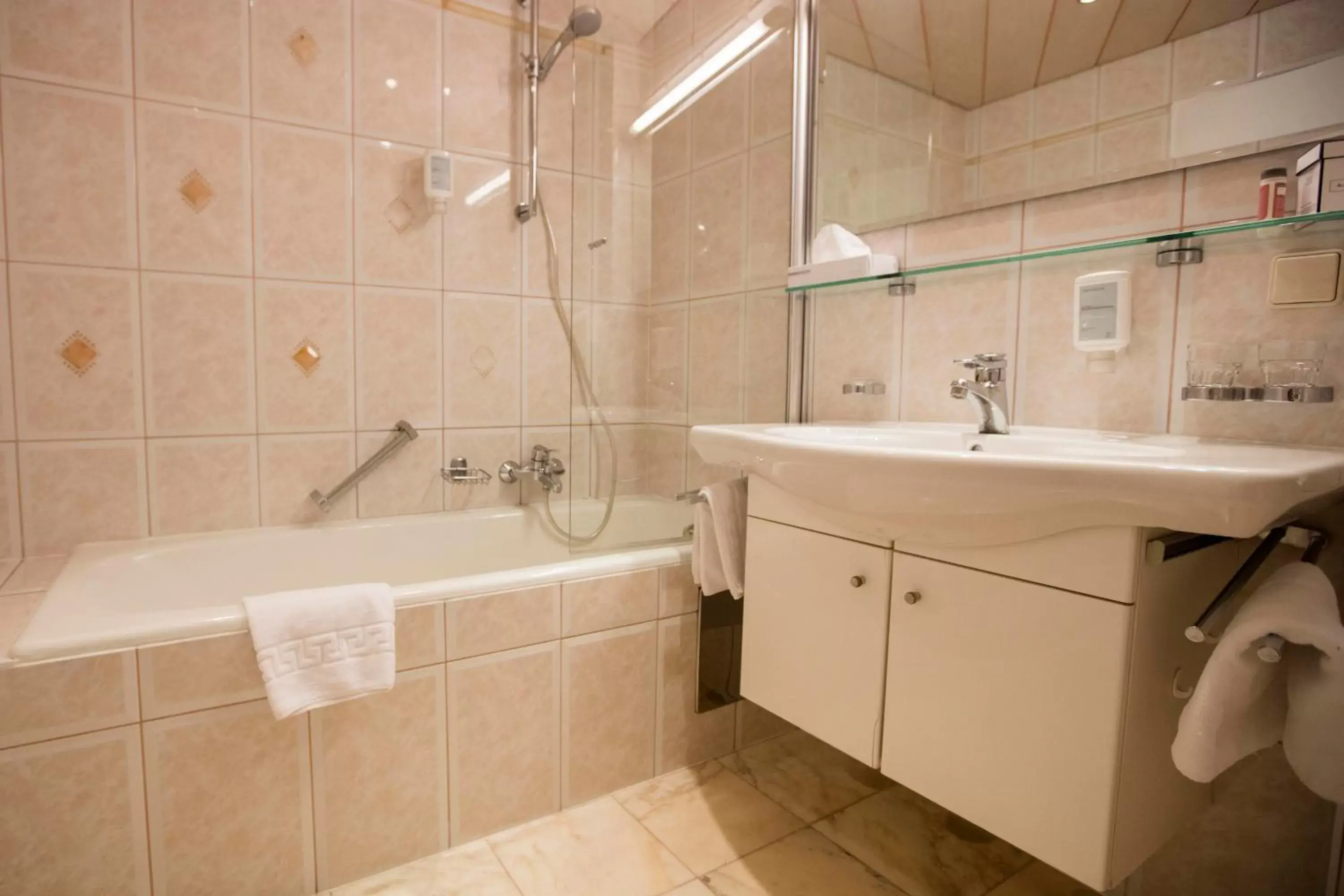 Shower, Bathroom in Hotel Seelos