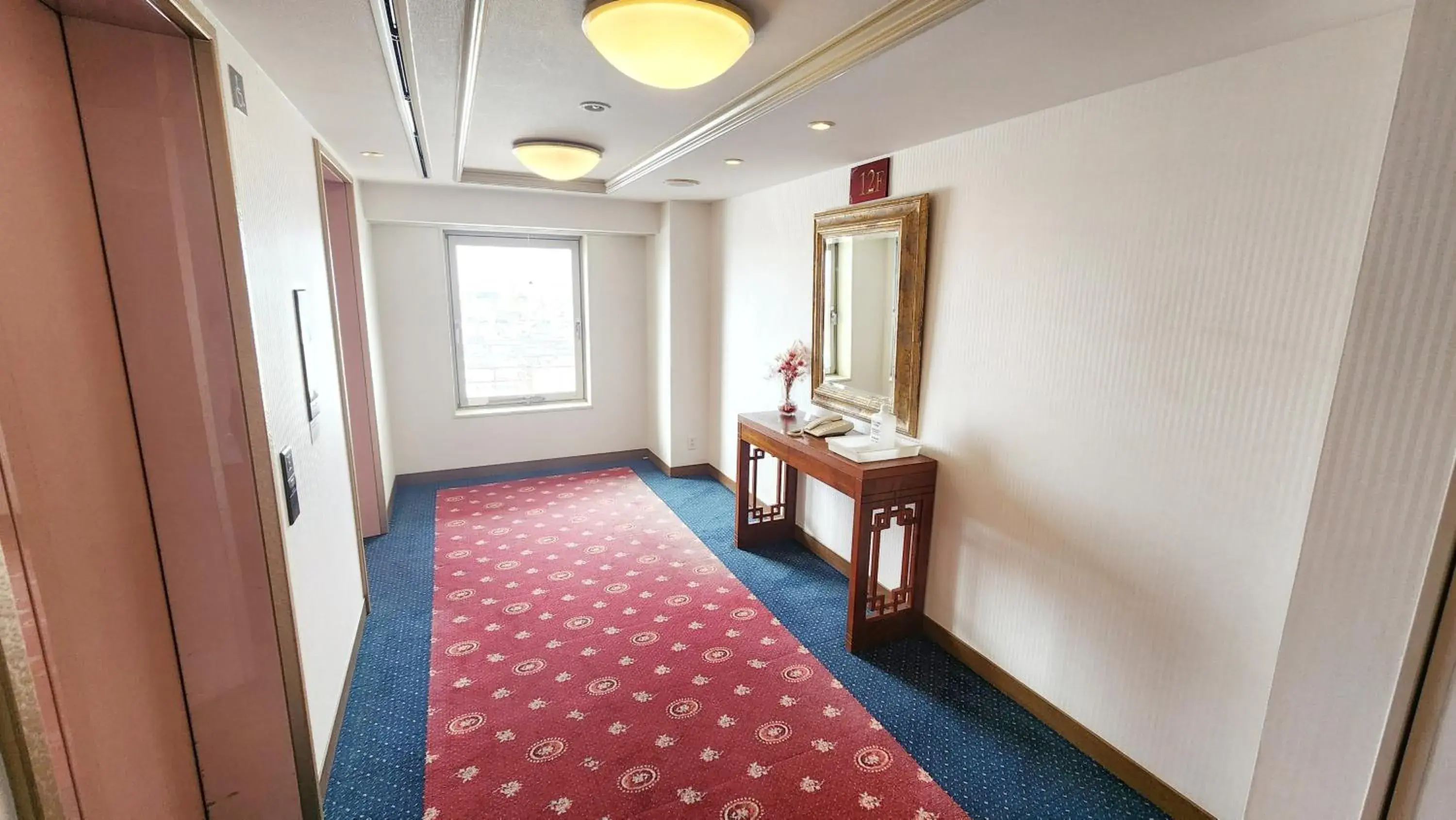 elevator, Bed in Bellevue Garden Hotel