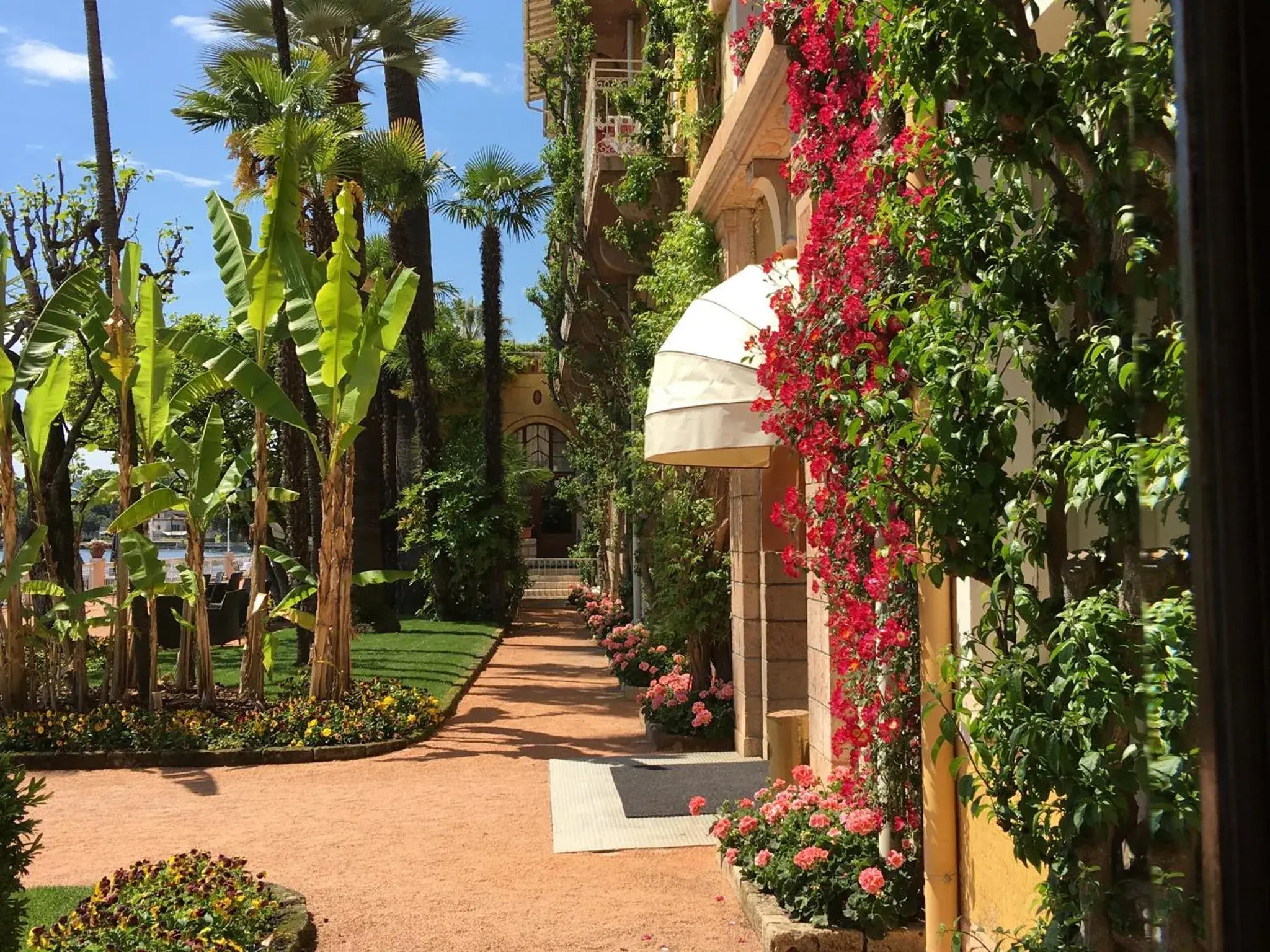 Facade/entrance in Grand Hotel Gardone Facade/entrance in Grand Hotel Gardone