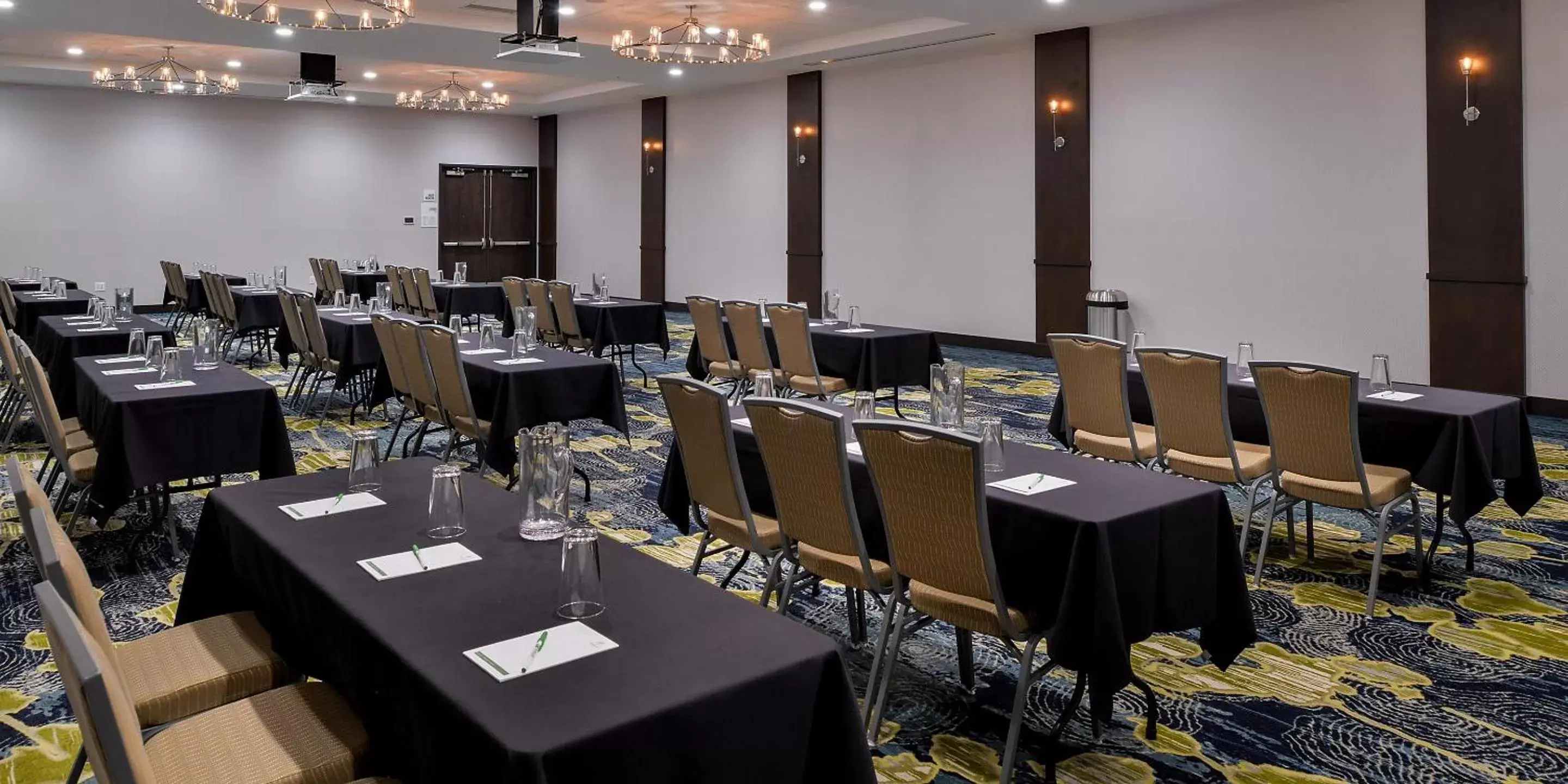 Meeting/conference room in Holiday Inn & Suites - Farmington Hills - Detroit NW, an IHG Hotel