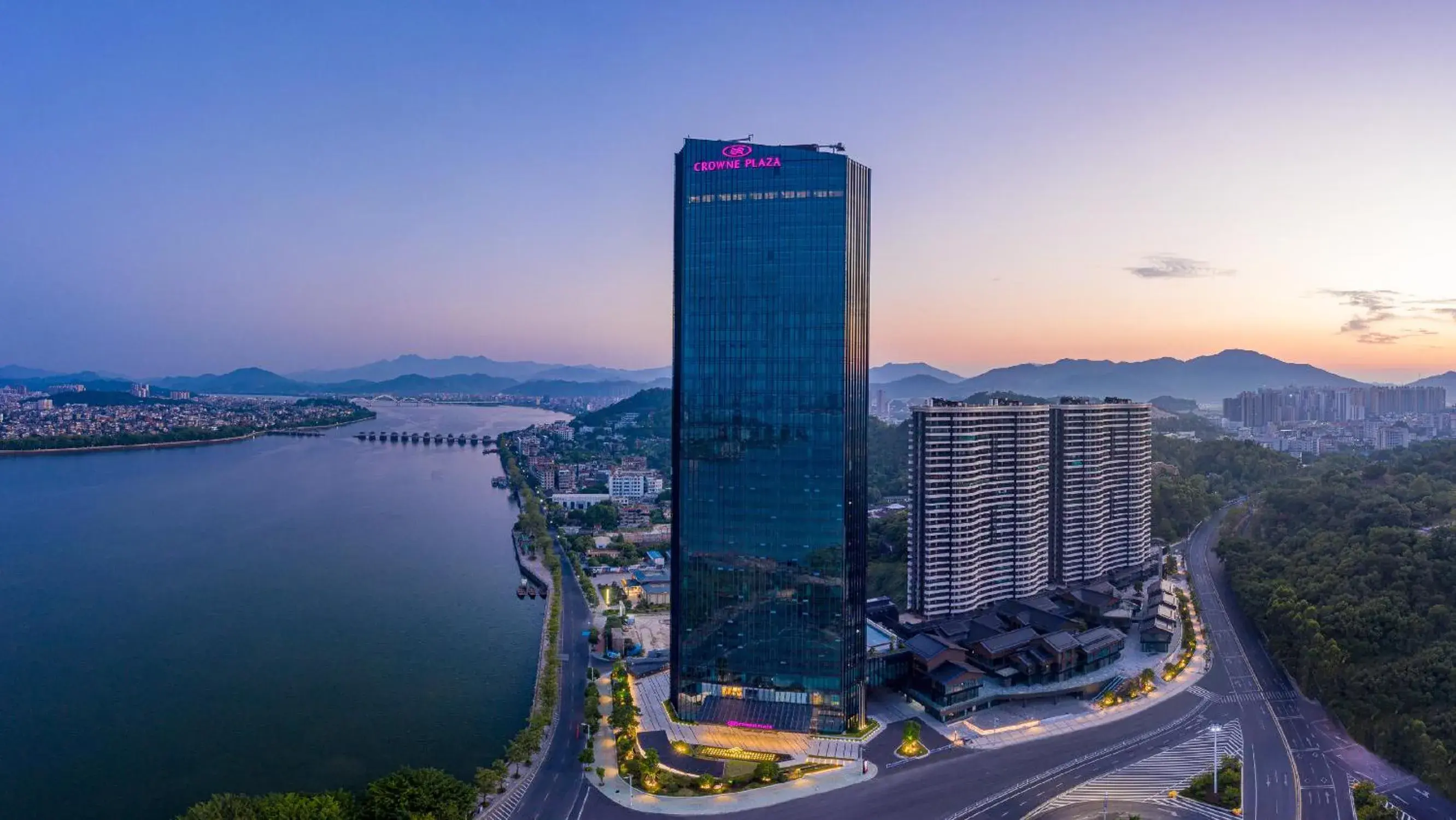 Property building in Crowne Plaza Chaozhou Riverside by IHG Property building in Crowne Plaza Chaozhou Riverside by IHG