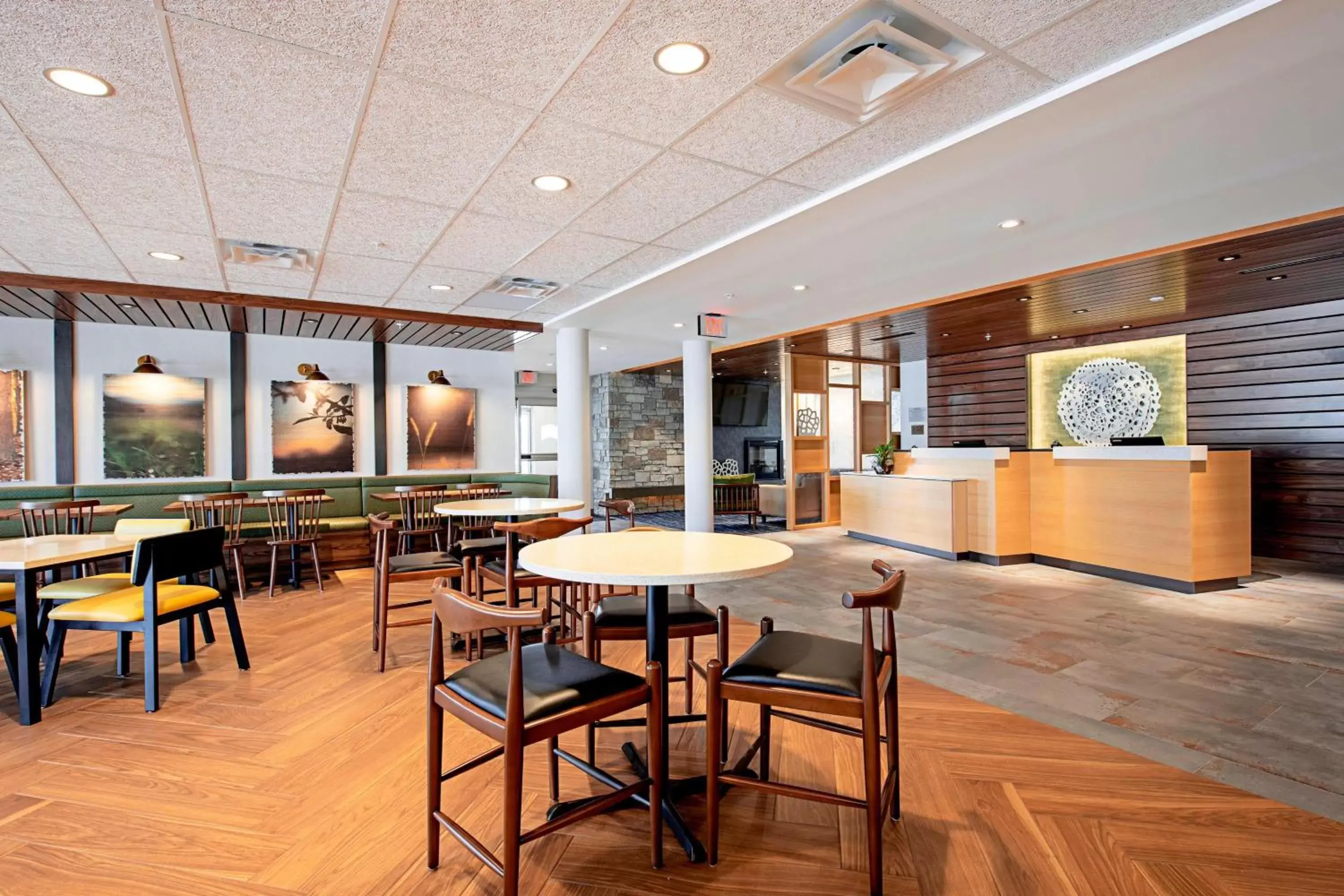 Lobby or reception, Lounge/Bar in Fairfield Inn & Suites By Marriott Duluth Waterfront