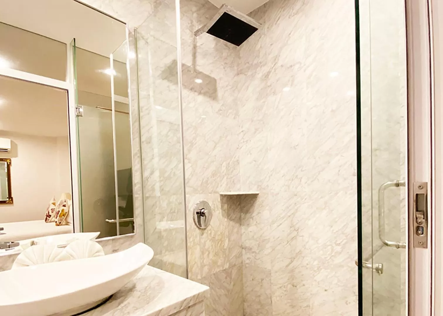 Heeren Straits Hotel