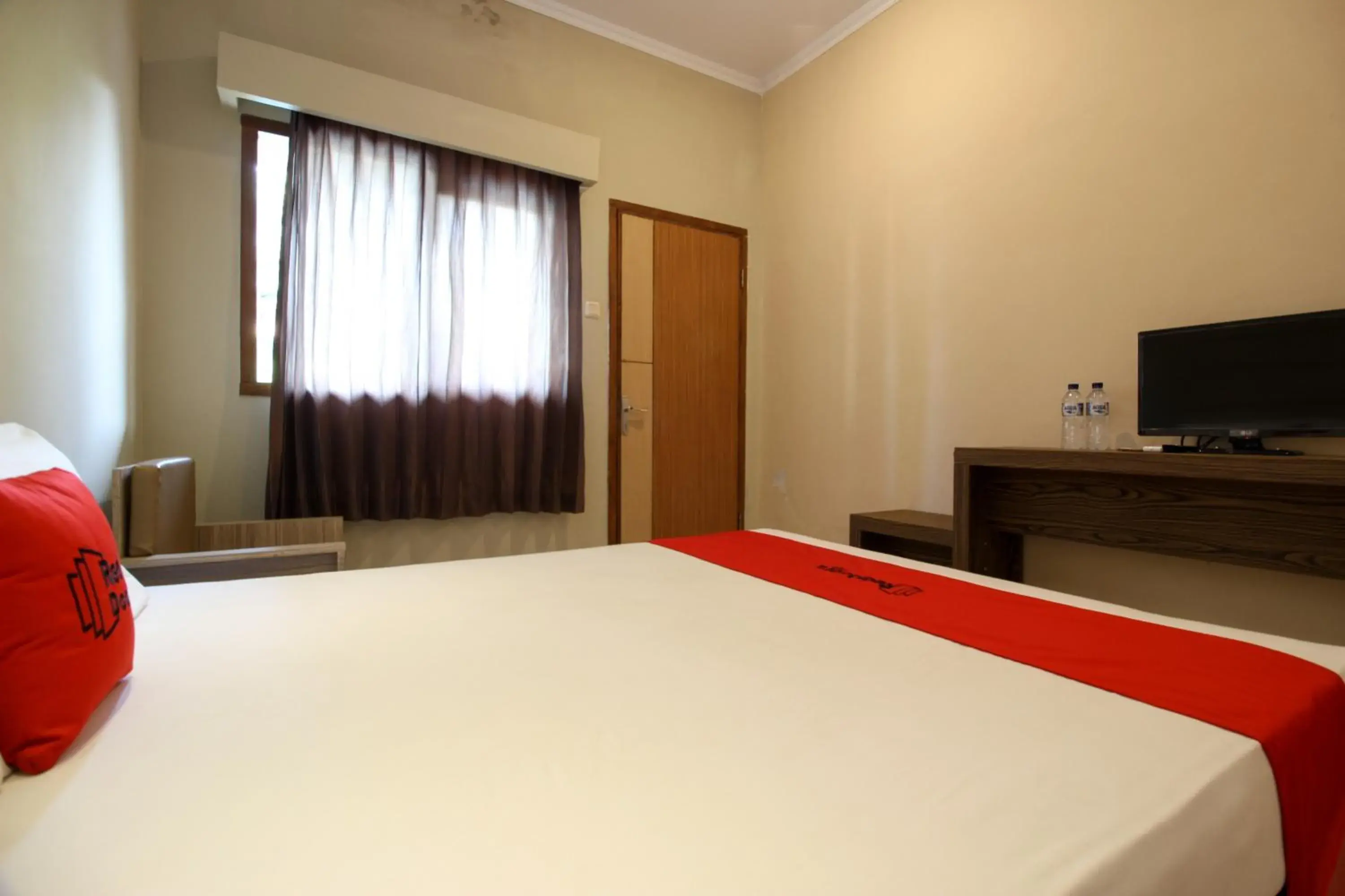 Bedroom, TV/Entertainment Center in RedDoorz Plus @ Jalan Damai 2