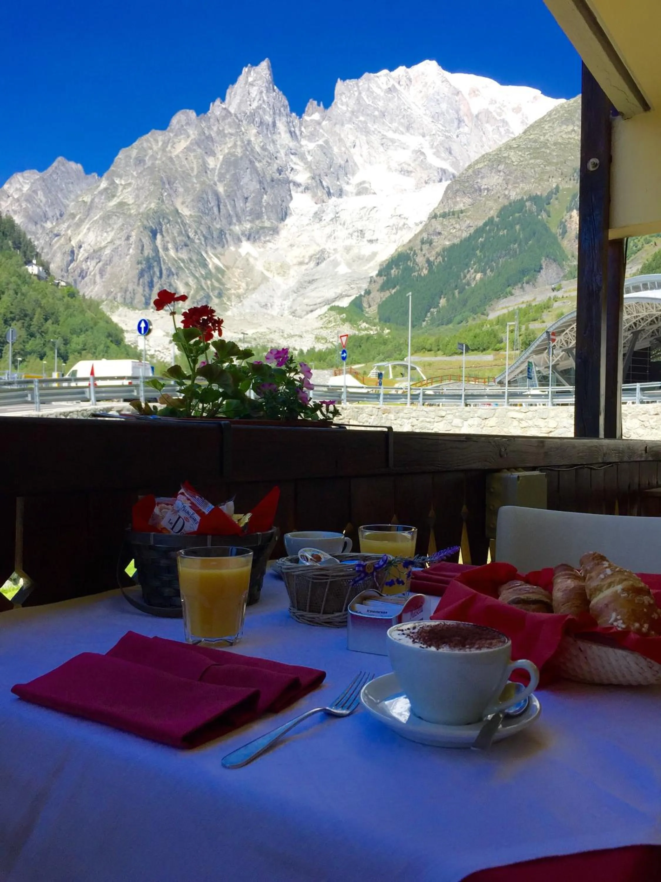 Restaurant/places to eat in Shatush Hotel