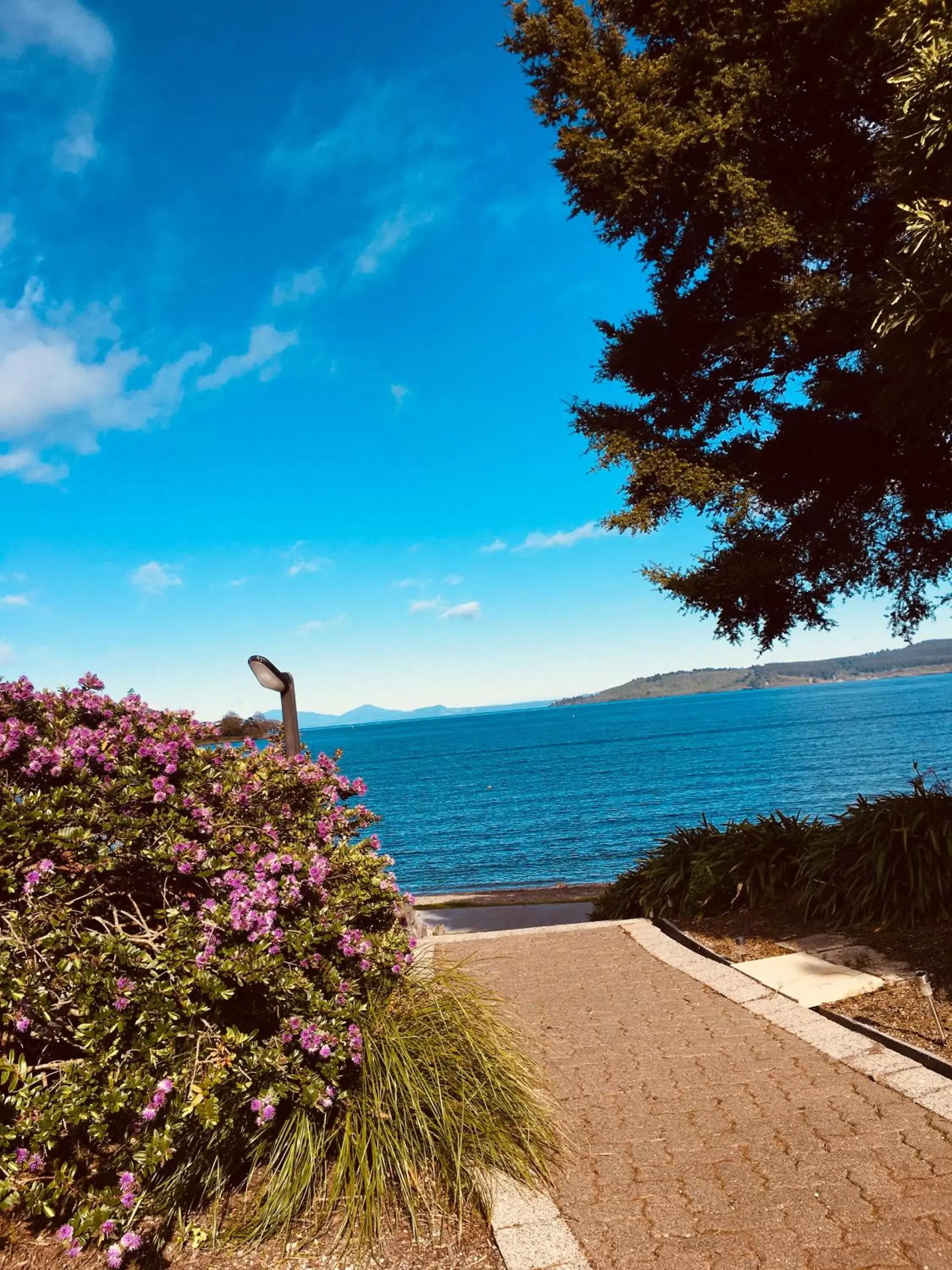 Garden, Beach in Cascades Lakefront Motel