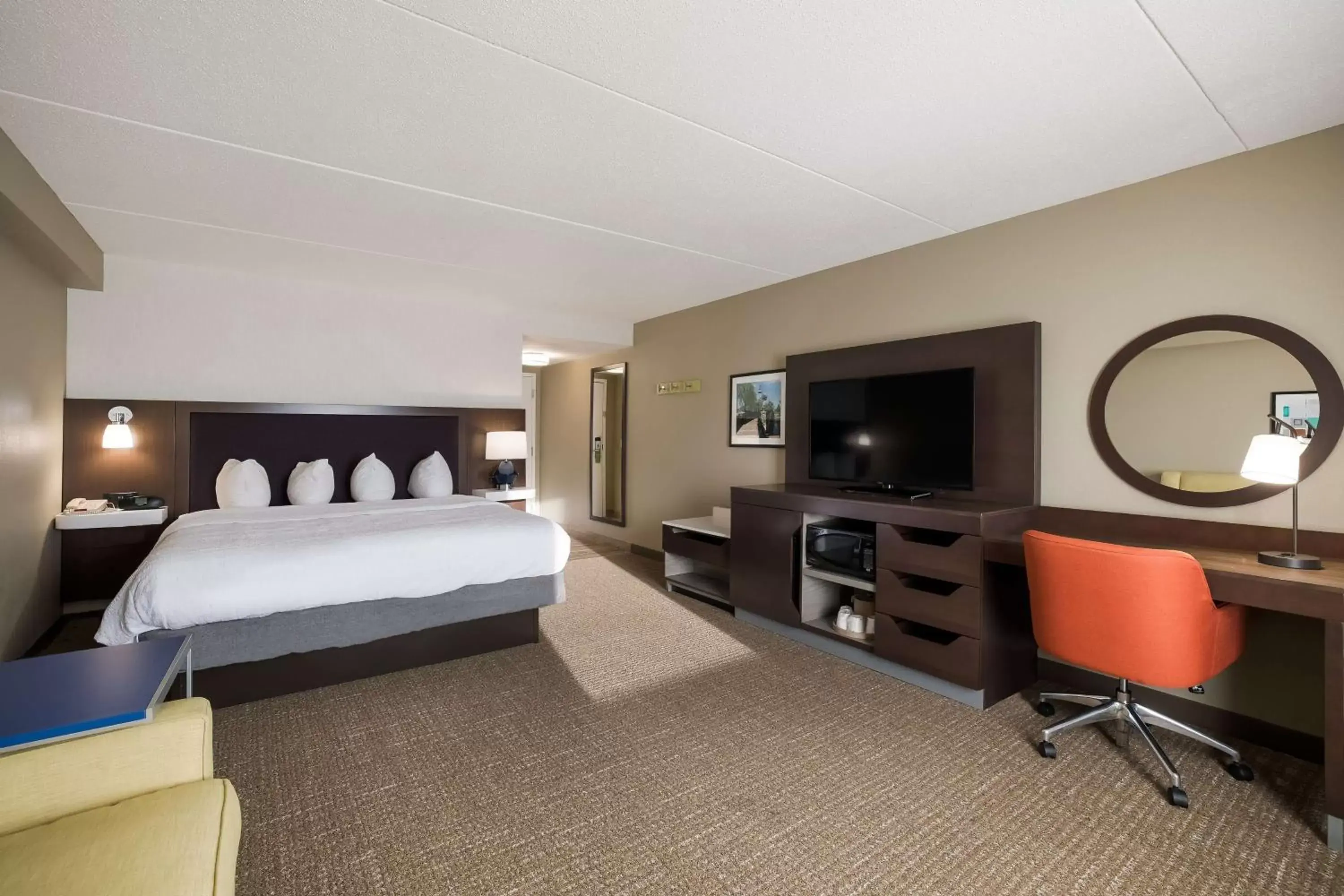 Bedroom, TV/Entertainment Center in Hampton Inn McHenry