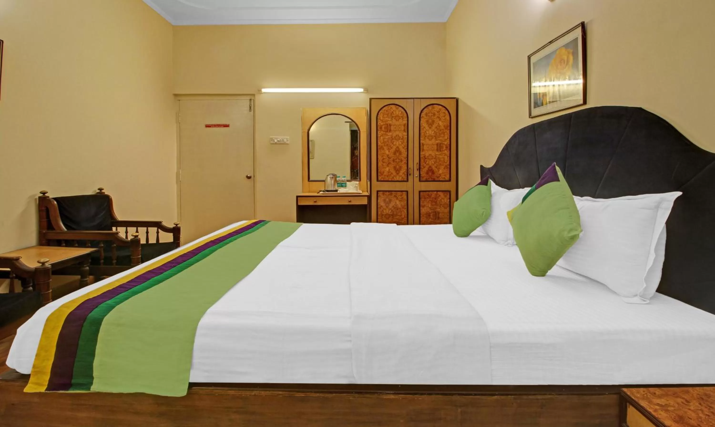 Bedroom, Bed in Treebo Mira Inn, Camac Street