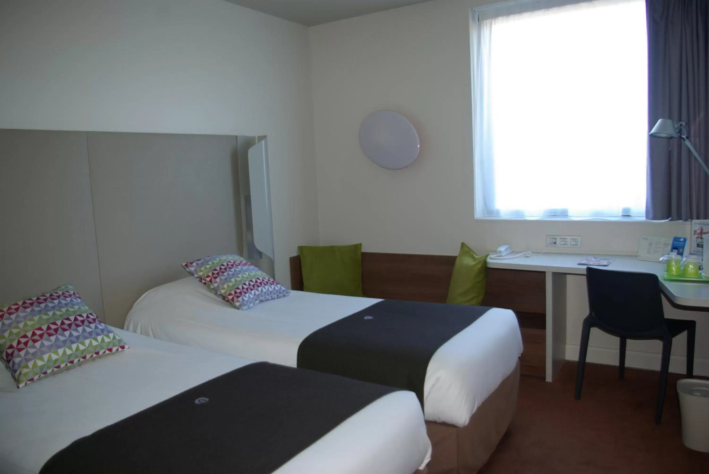 Photo of the whole room, Bed in Campanile Carcassonne Est - La Cité