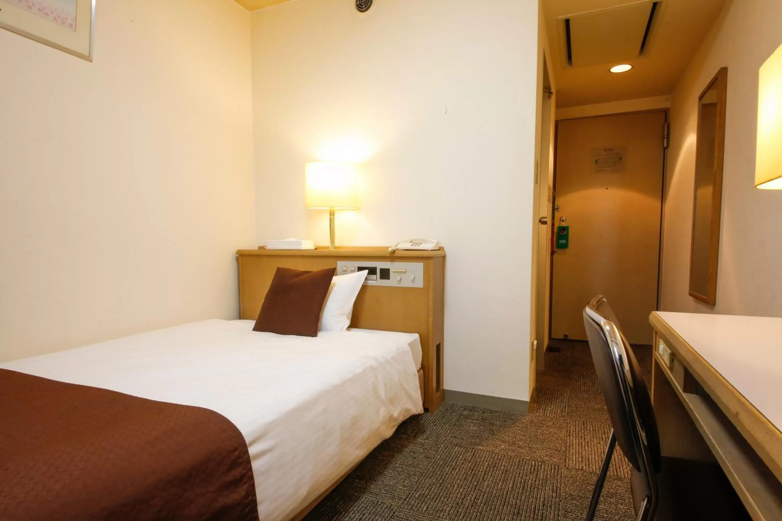 Photo of the whole room, Bed in Shin-Osaka Sunny Stone Hotel