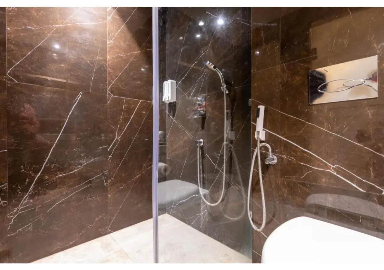 Bathroom in Hotel Arihant By DLS Hotels