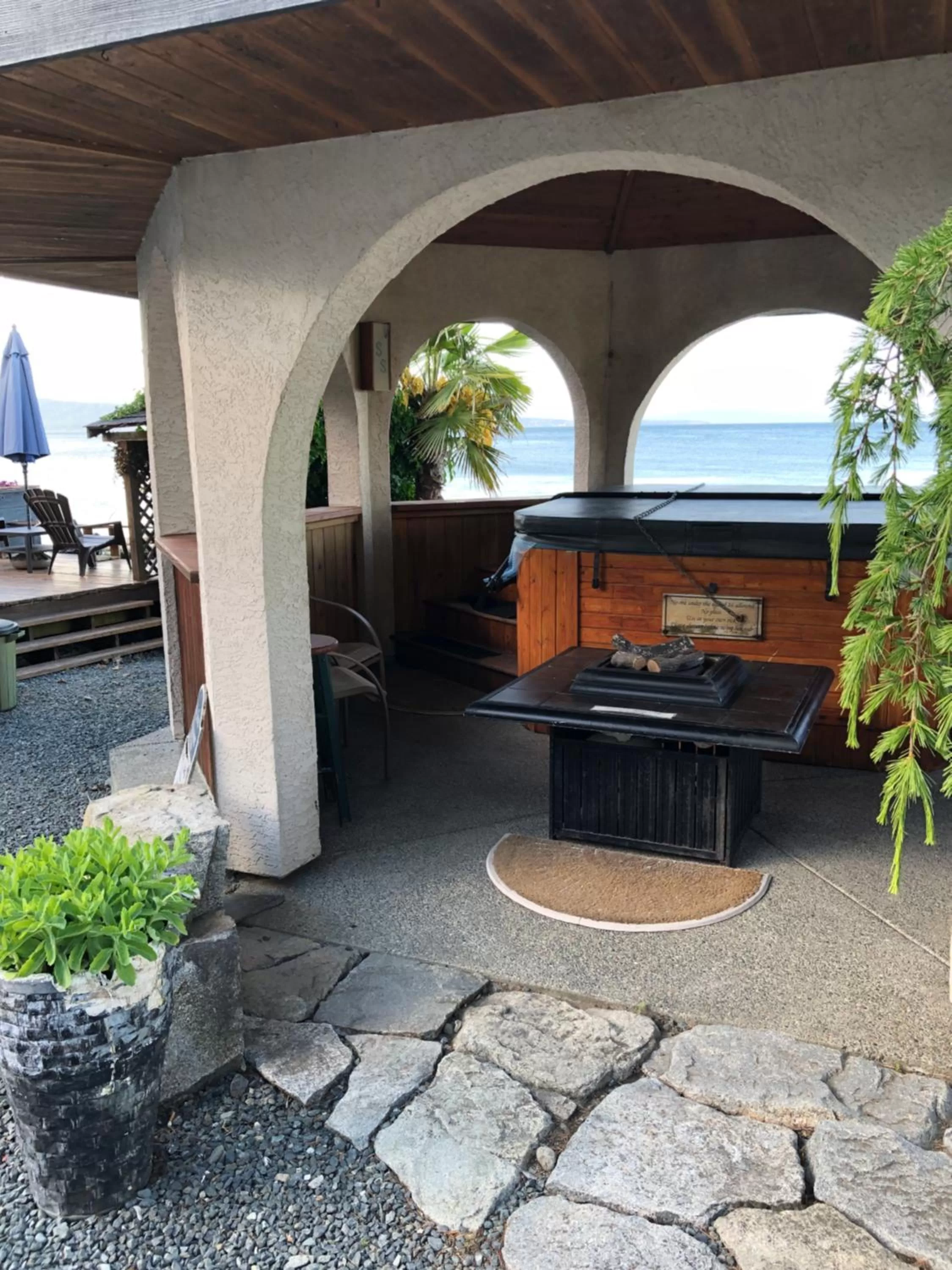 Hot Tub, BBQ Facilities in Qualicum Breeze Beach Resort
