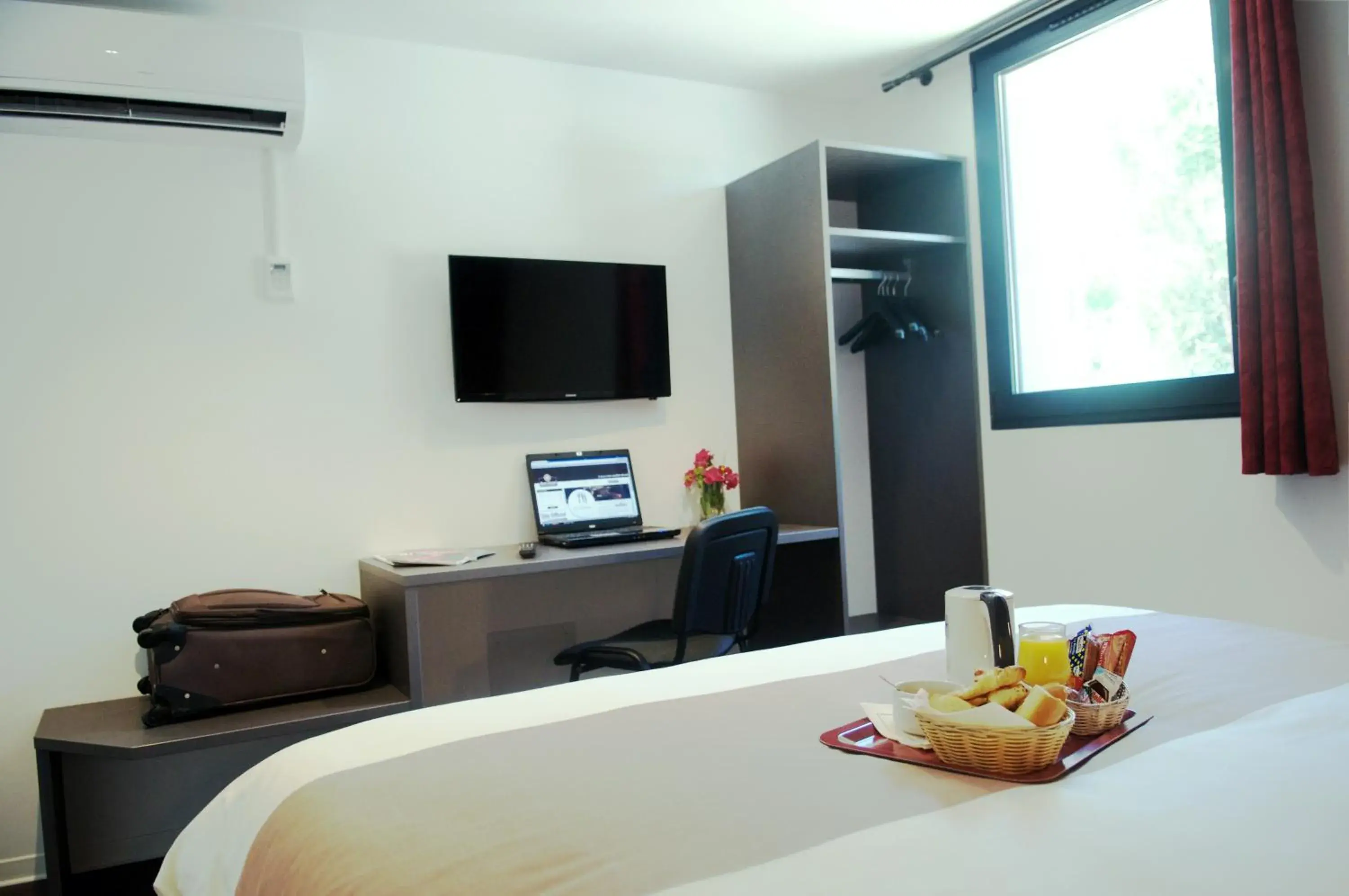 Bedroom, TV/Entertainment Center in Best Hotel Euromedecine