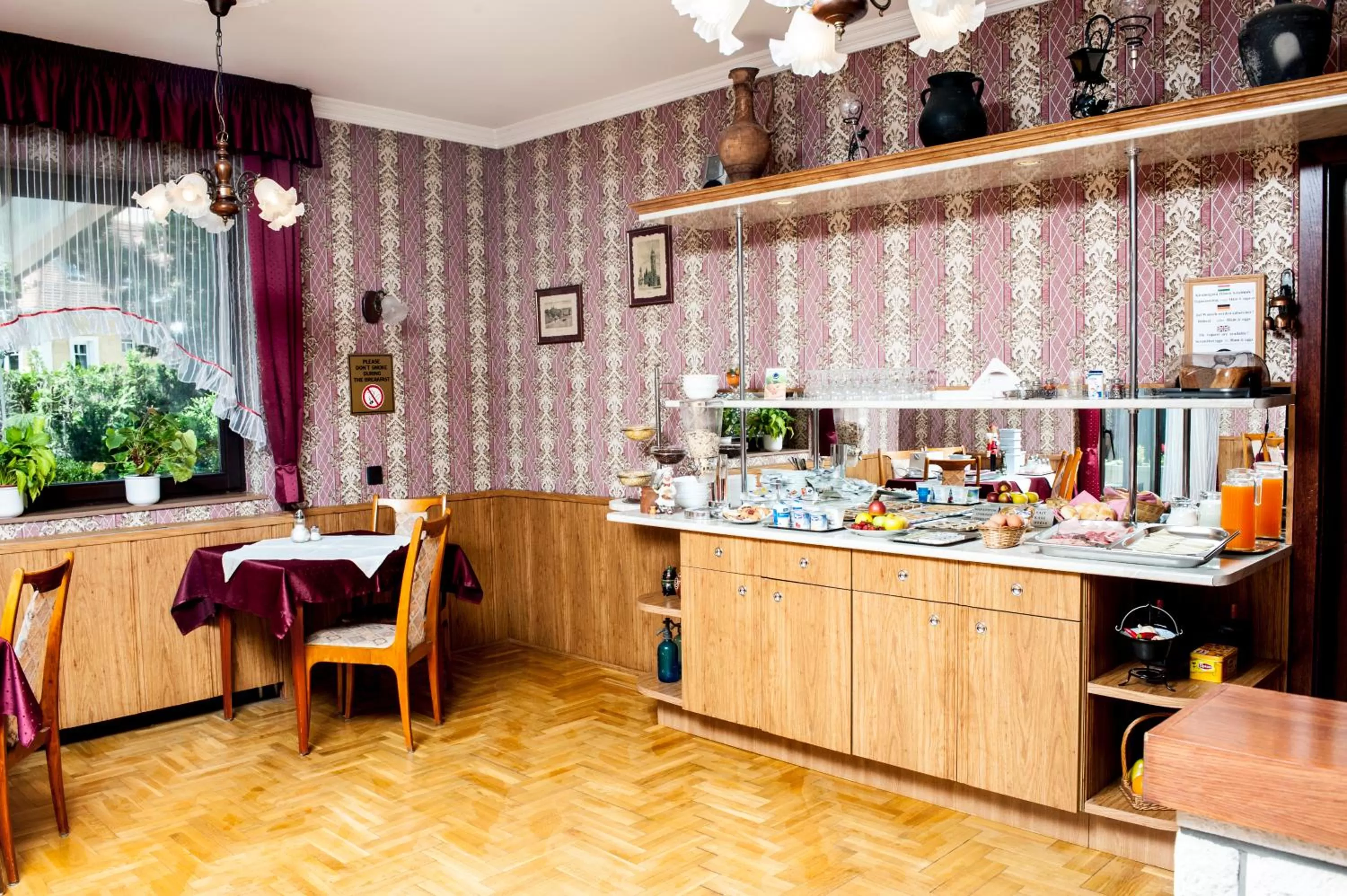 Restaurant/places to eat in Beatrix Hotel