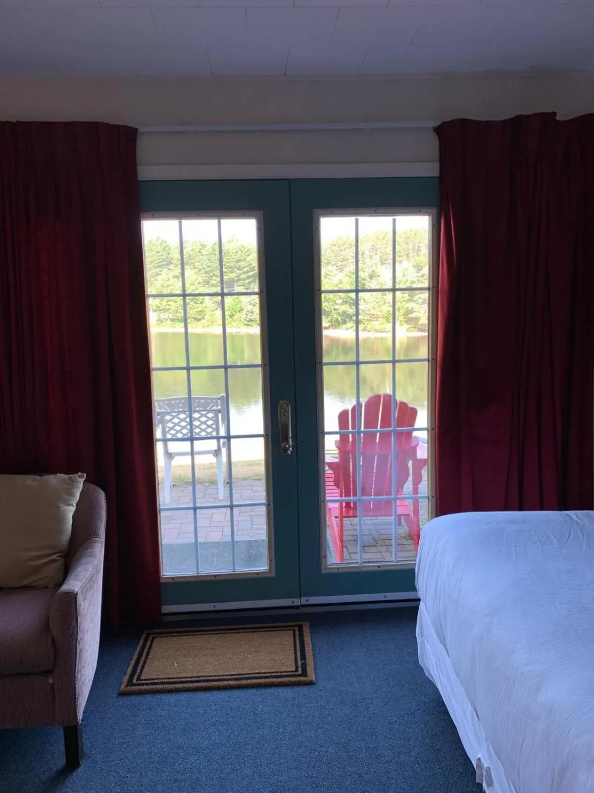 Living room, Bed in Algonquin Lakeside Inn