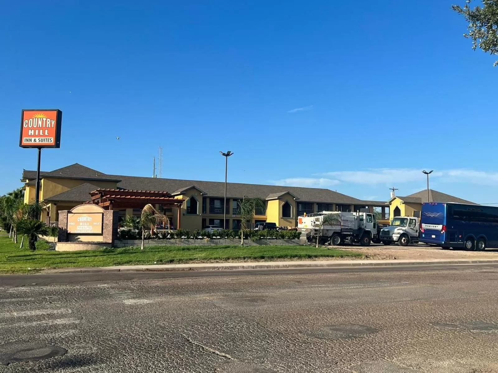 Property building in Country Hill Inn & Suite Eagle Pass