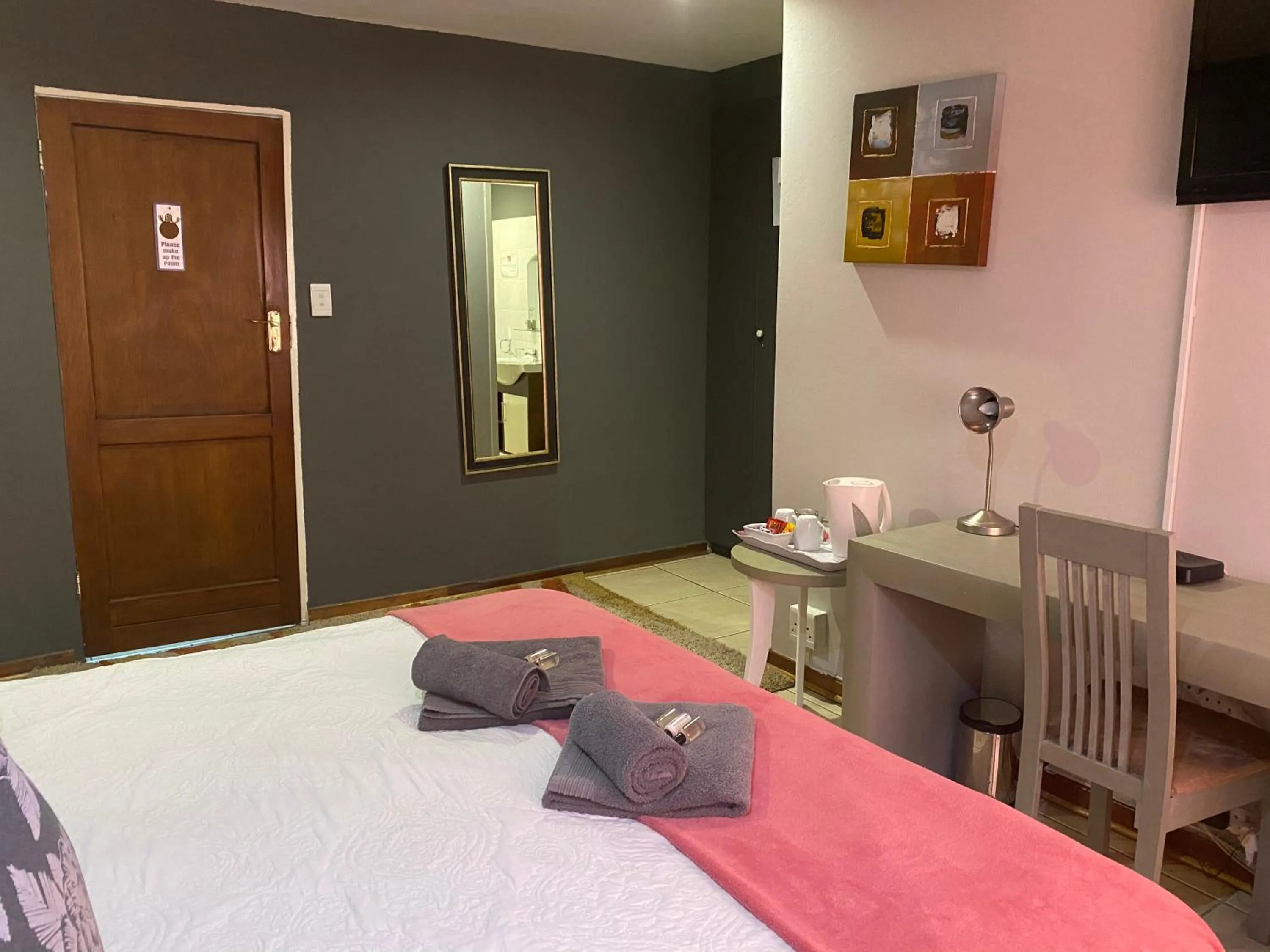 Photo of the whole room, Bed in Marion Lodge