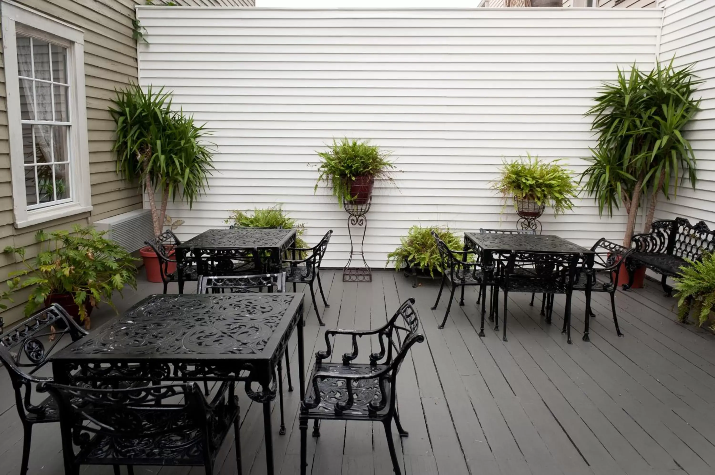 Balcony/Terrace, Restaurant/Places to Eat in Historic Streetcar Inn