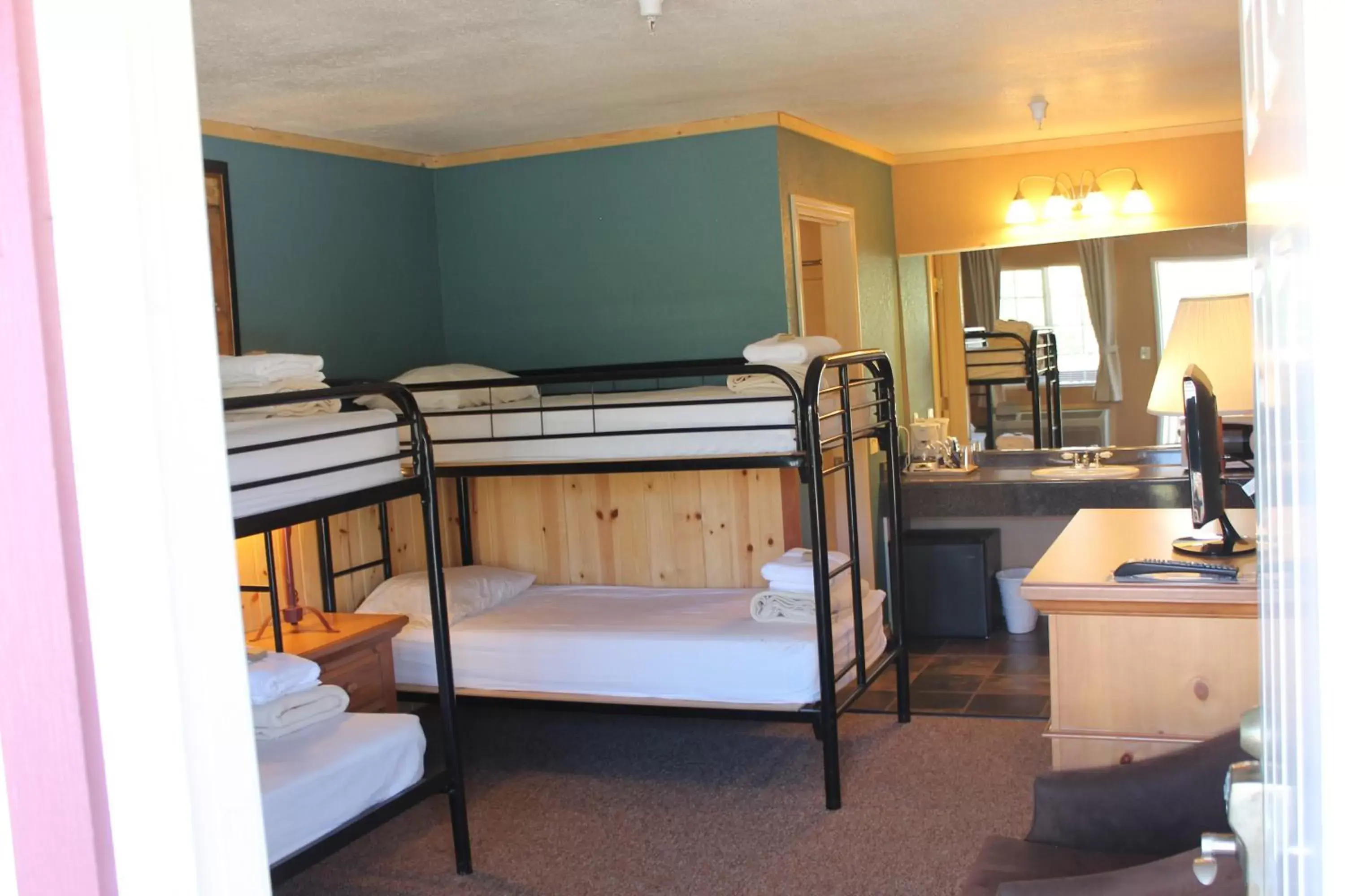 4-Bed Private Dormitory Room with Private Bathroom in Whitney Portal Hotel And Hostel