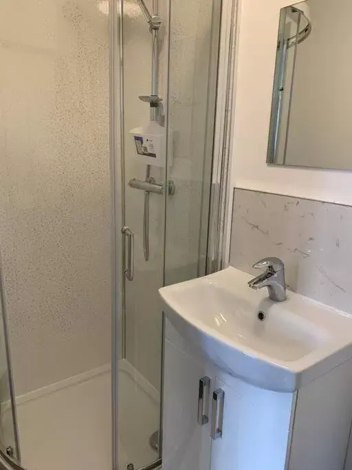 Shower, Bathroom in Newly refurbished studio, great location 8 studios