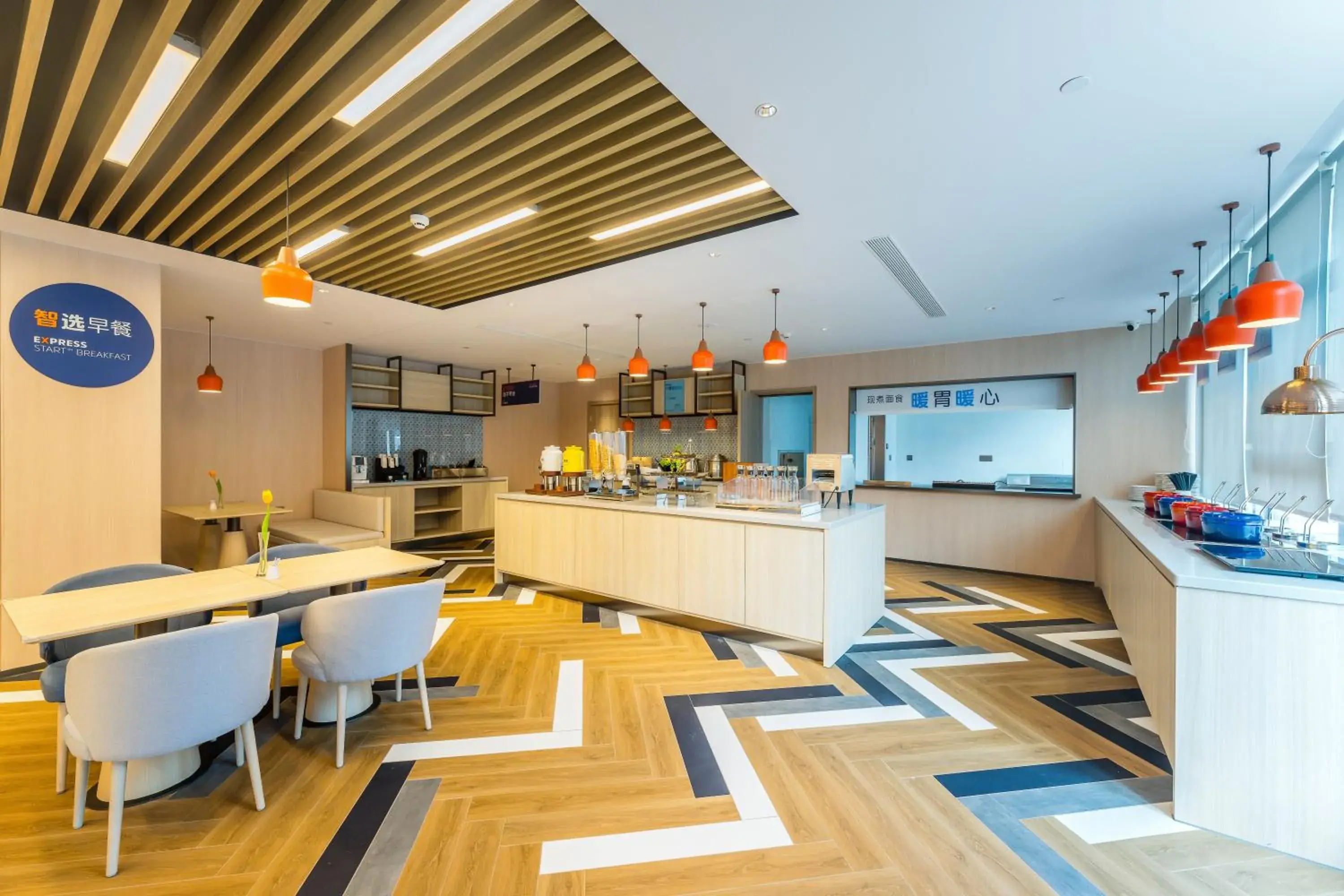 Restaurant/places to eat, Kitchen/Kitchenette in Holiday Inn Express Hangzhou Airport, an IHG Hotel