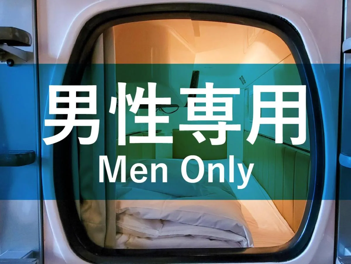 Comfort Capsule for Male - Upper row in Hotel Palms Tenmonkan