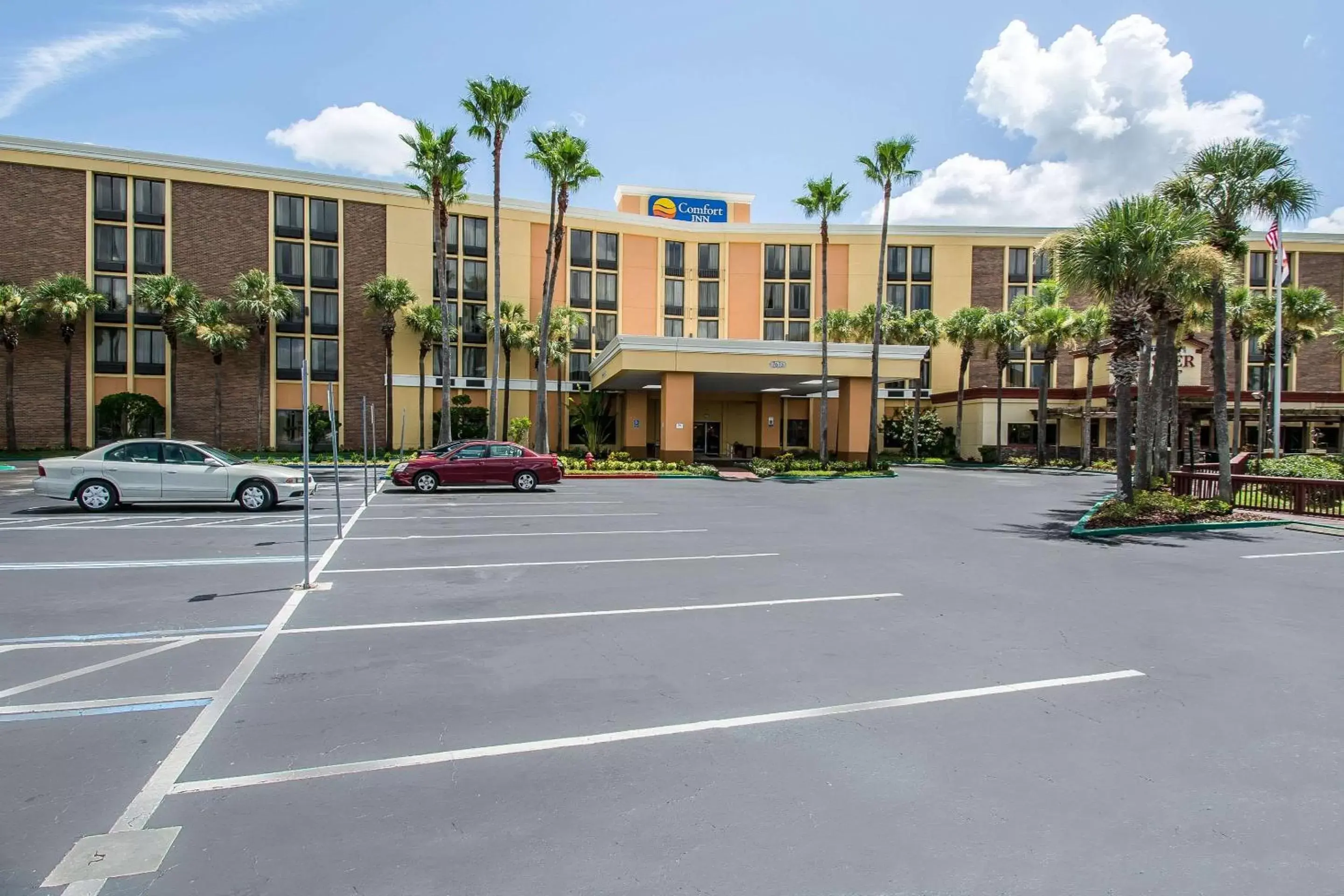 Property Building in Comfort Inn & Suites Kissimmee by the Parks