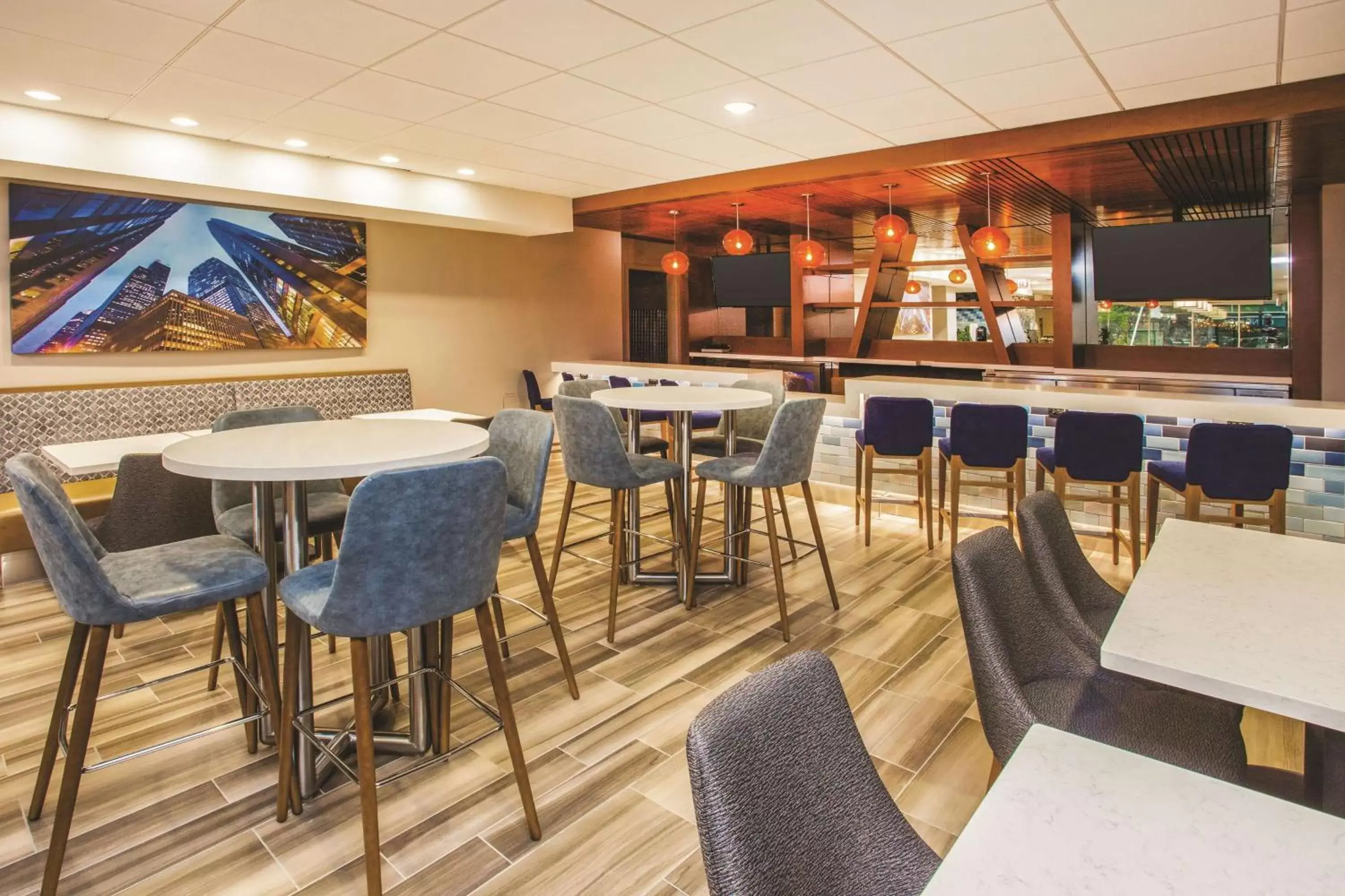 Lounge or bar, Lounge/Bar in La Quinta by Wyndham Chicago Downtown