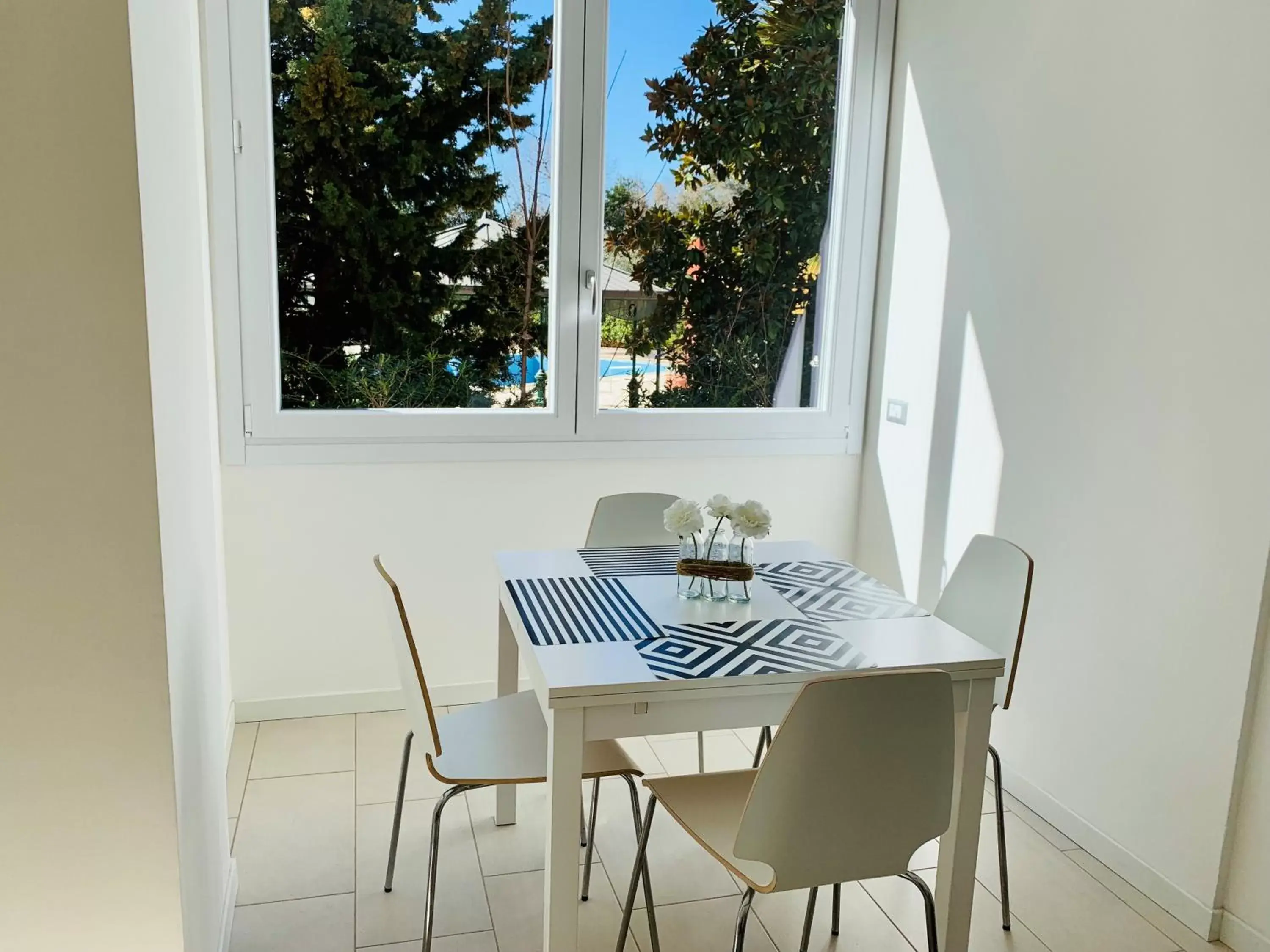 Living room, Dining Area in Front Lake Apartment Bardolino