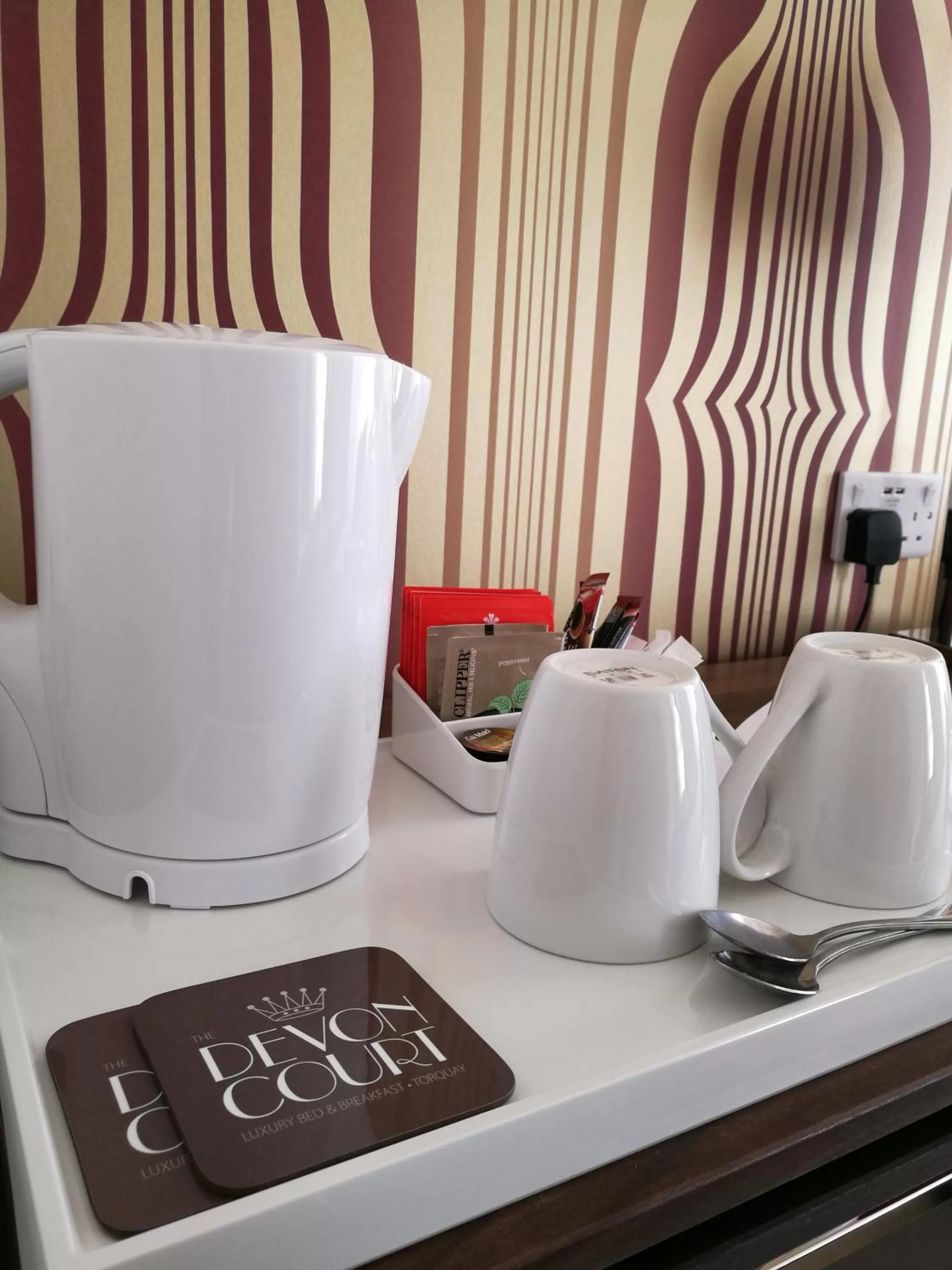 Coffee/tea facilities in The Devon Court
