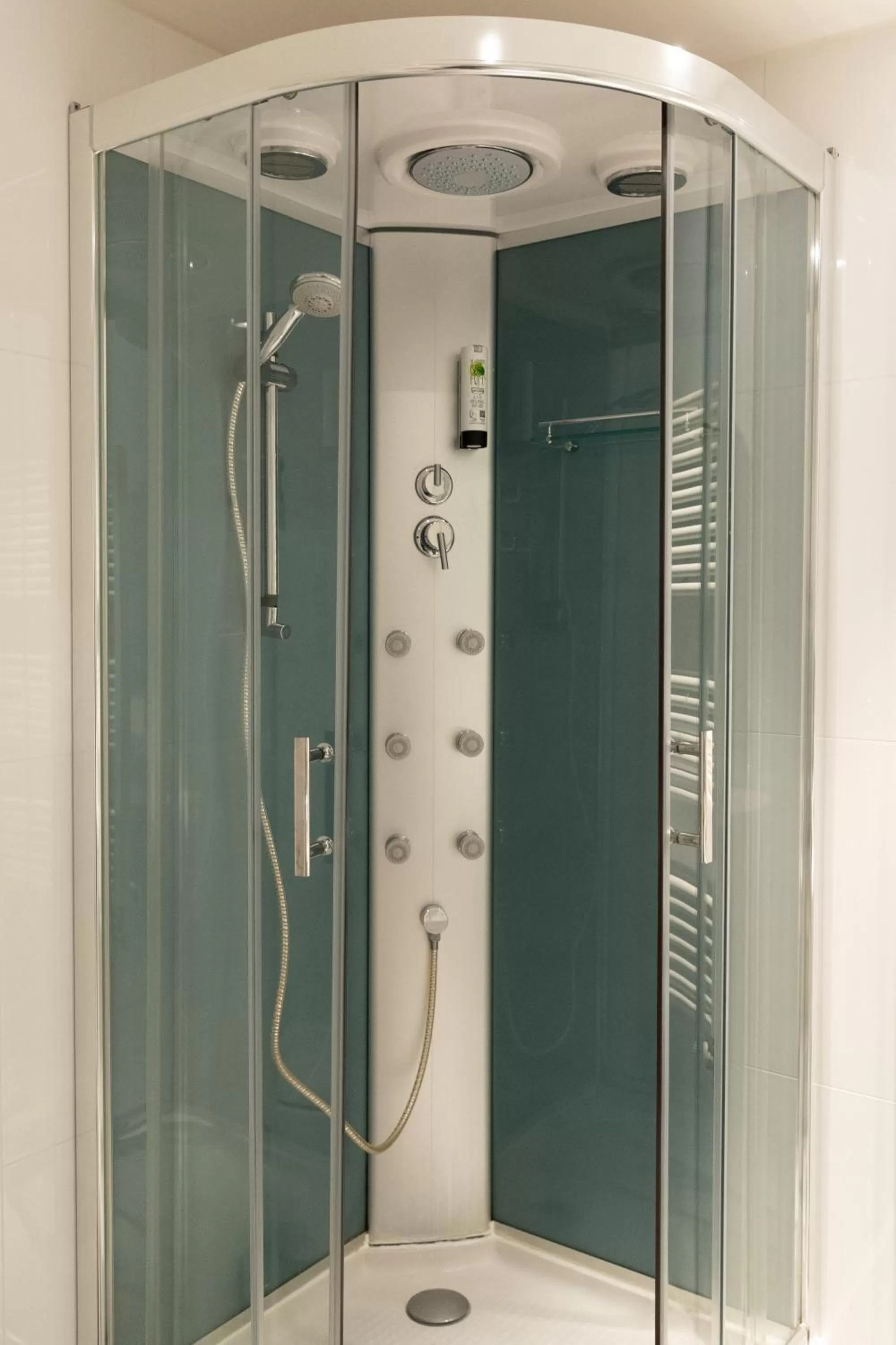 Shower in Hotel zur Post Ochsendorf