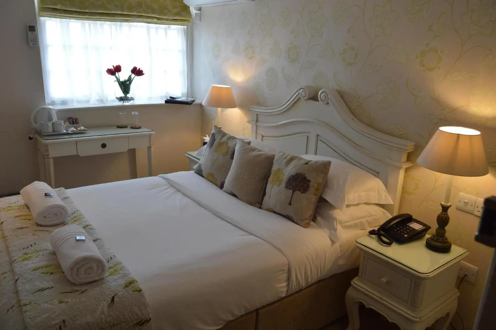 Bed in Le Bouchon Brasserie & Hotel