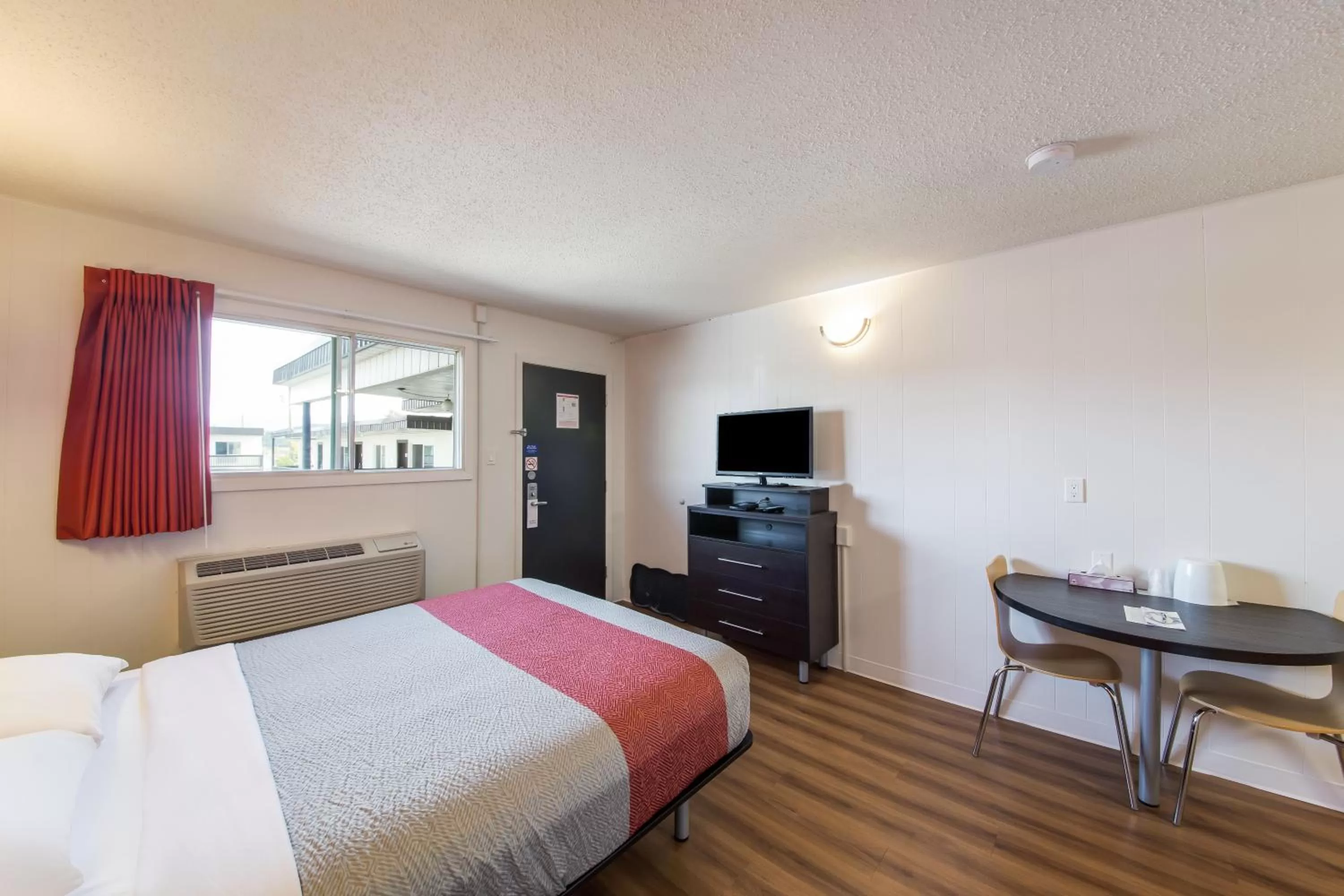 TV and multimedia, Bed in Motel 6-Cranbrook, BC