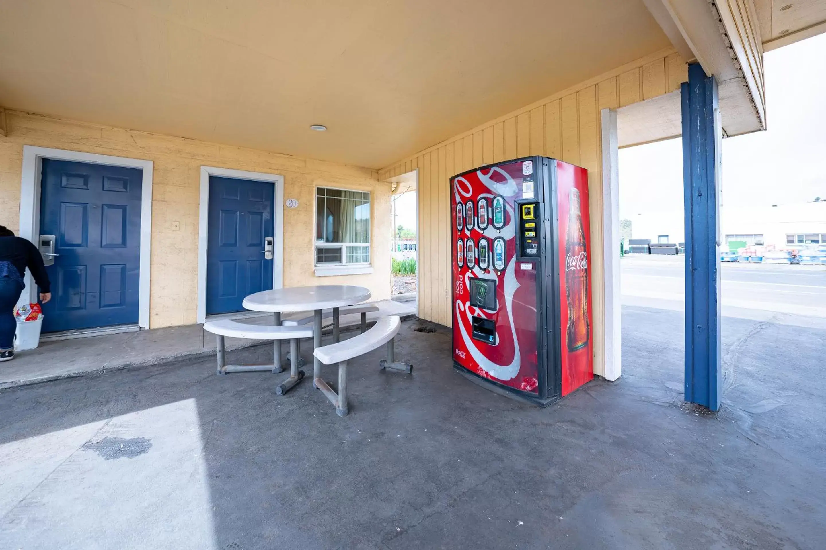 vending machine in Budget Inn Madras by OYO