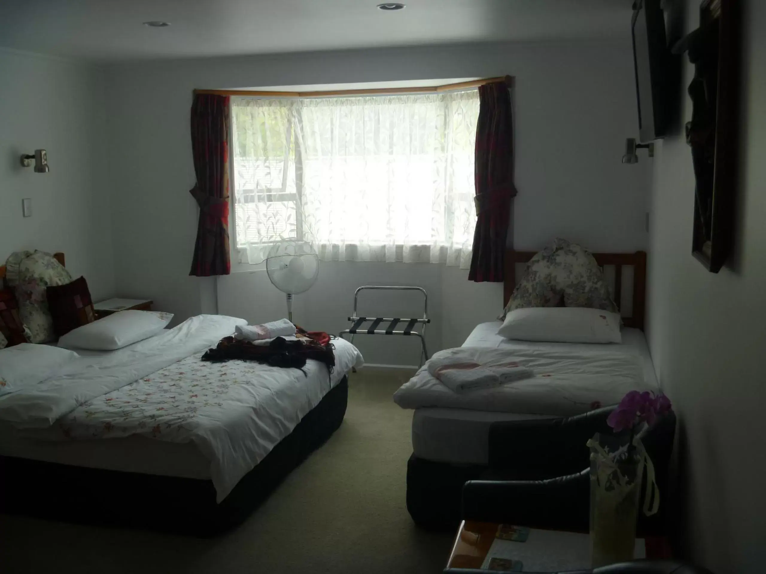 Photo of the whole room, Bed in At Parkland Place B&B