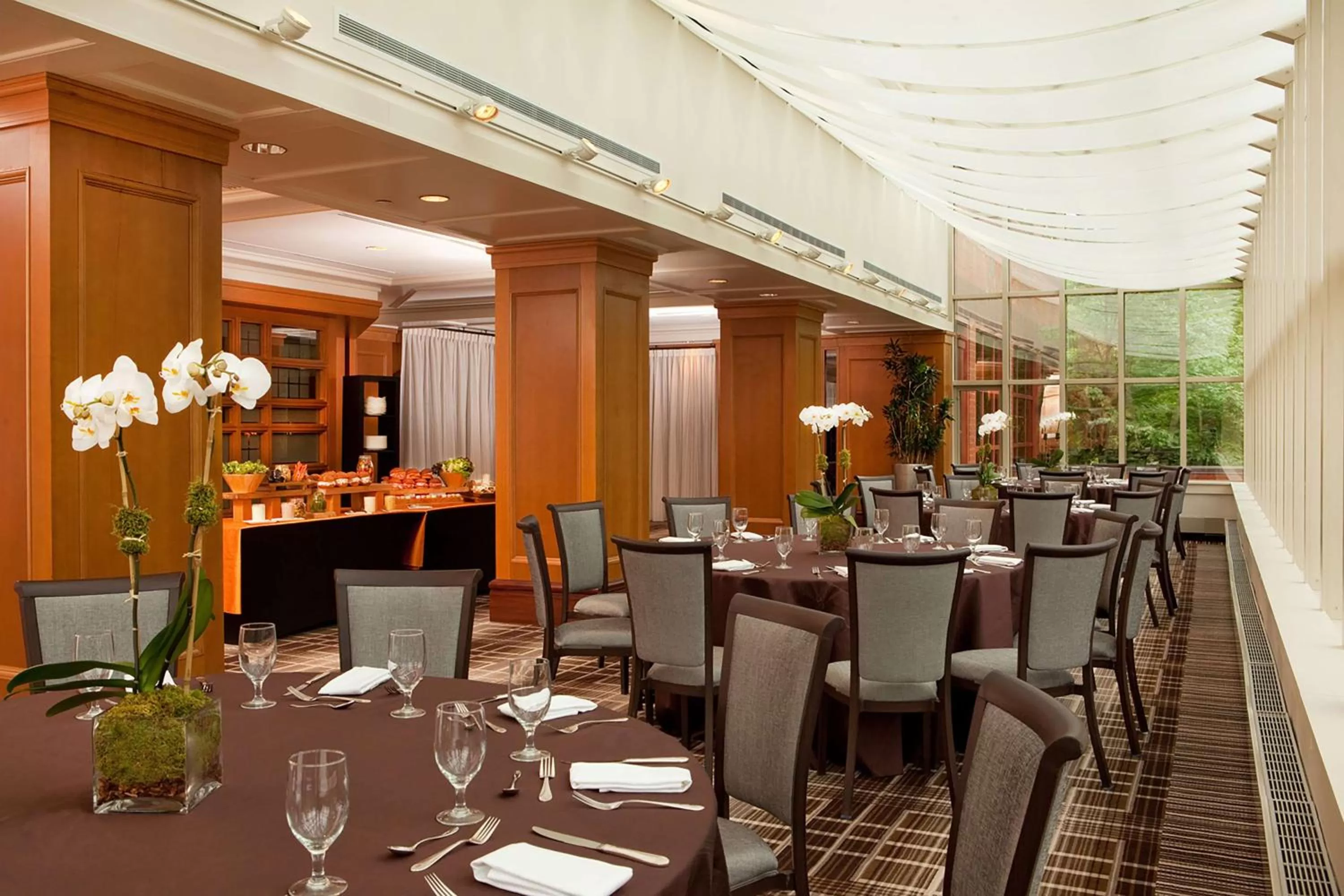 Dining area in Hilton Short Hills