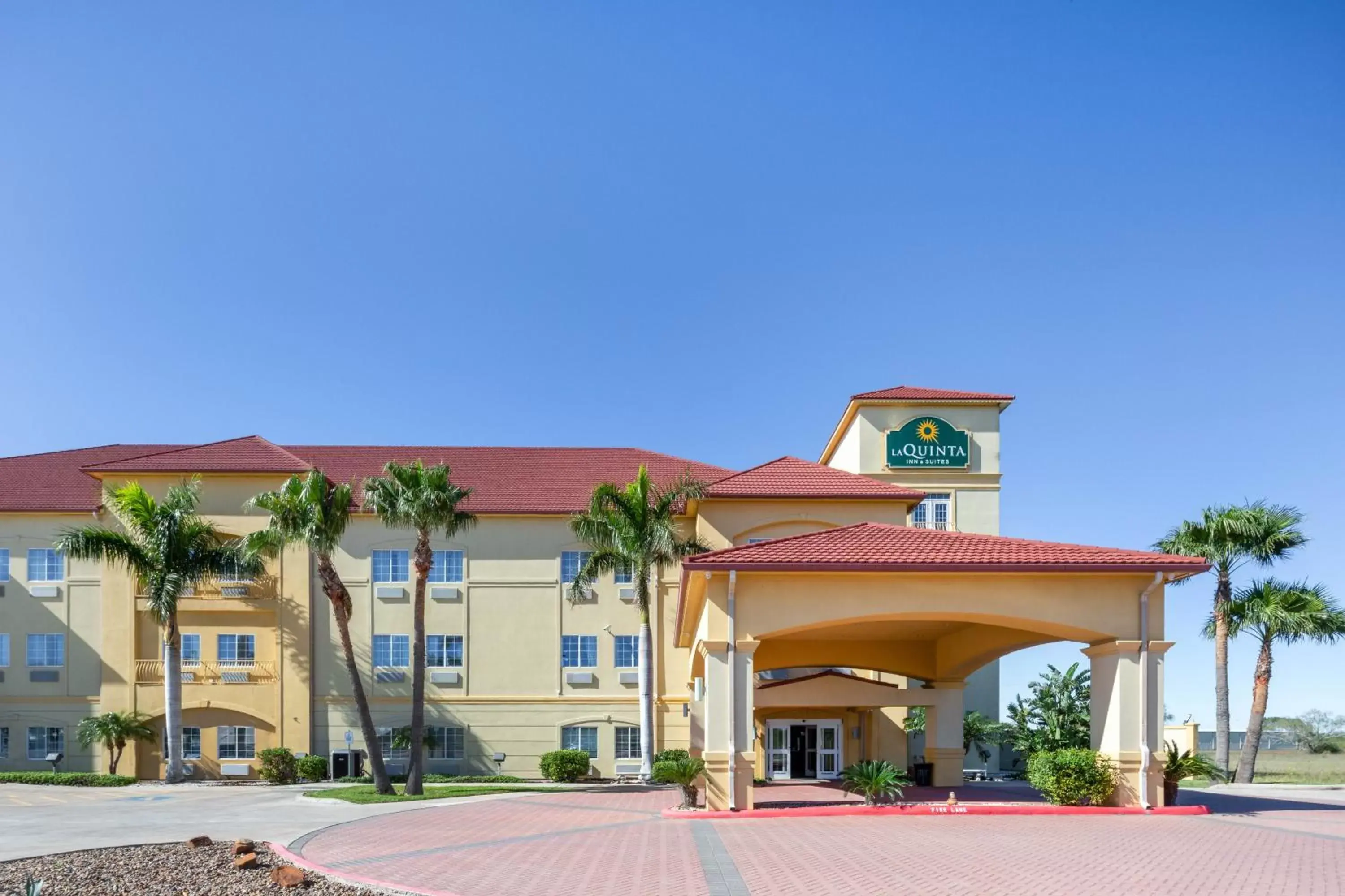 Property Building in La Quinta Inn Suites by Wyndham Raymondville Harlingen