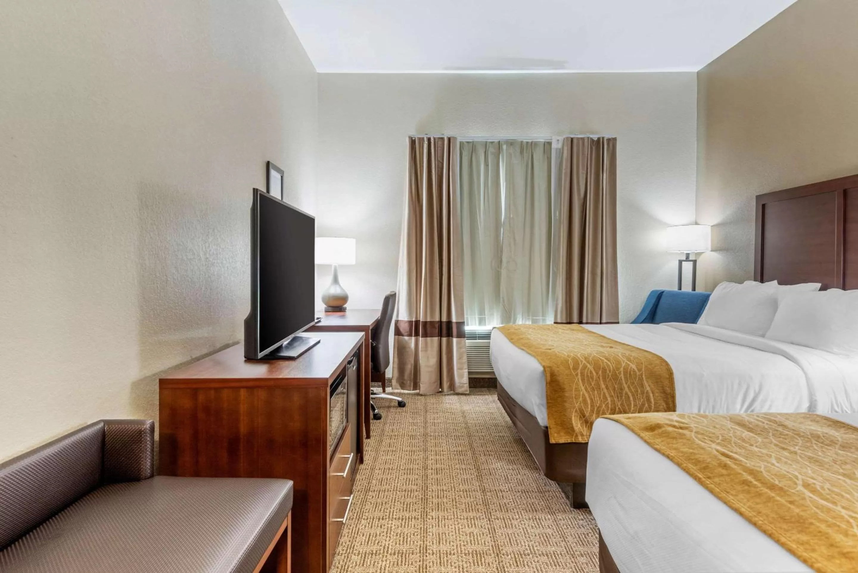 Photo of the whole room, Bed in Comfort Inn & Suites