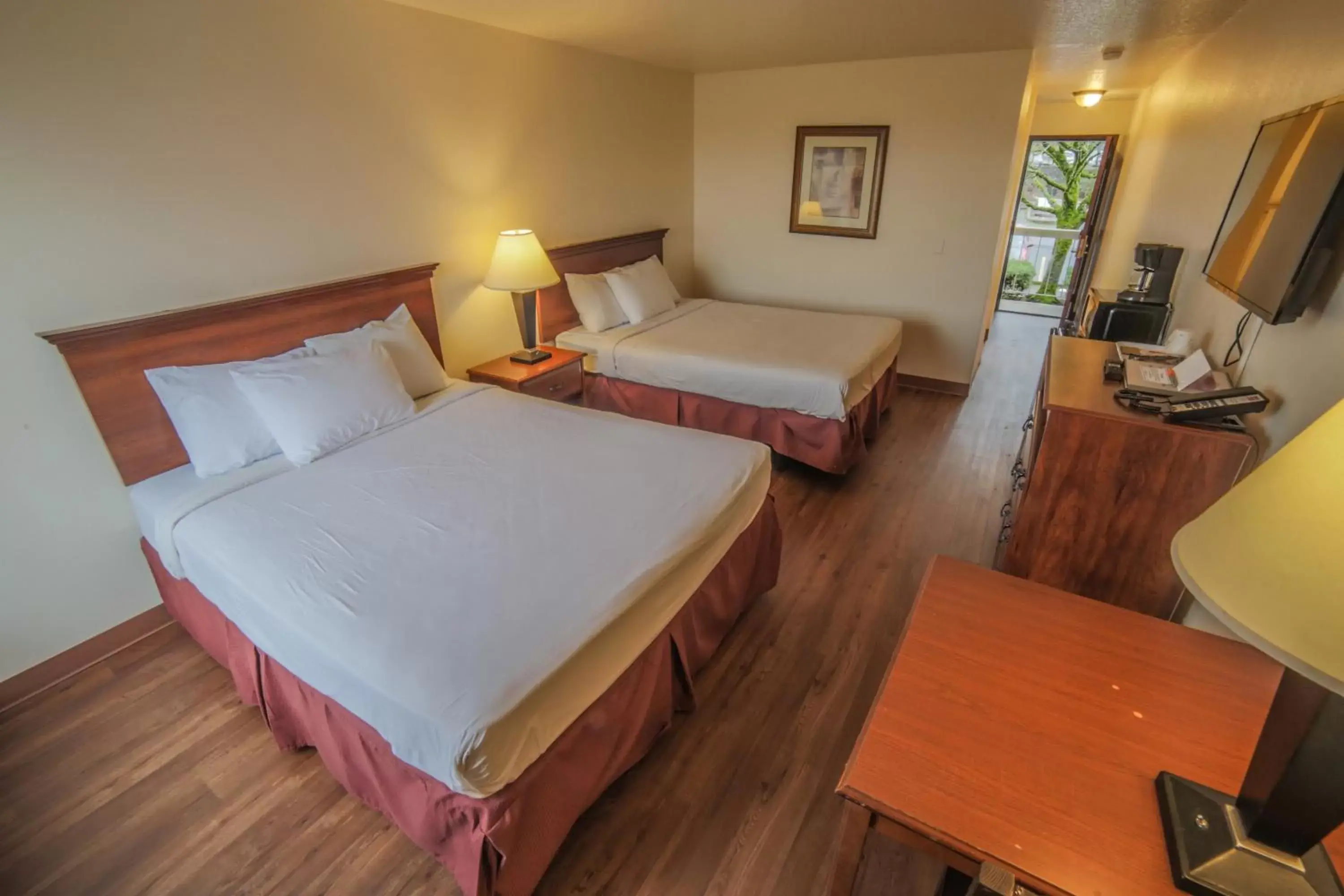 Photo of the whole room, Bed in Sunnyside Inn and Suites