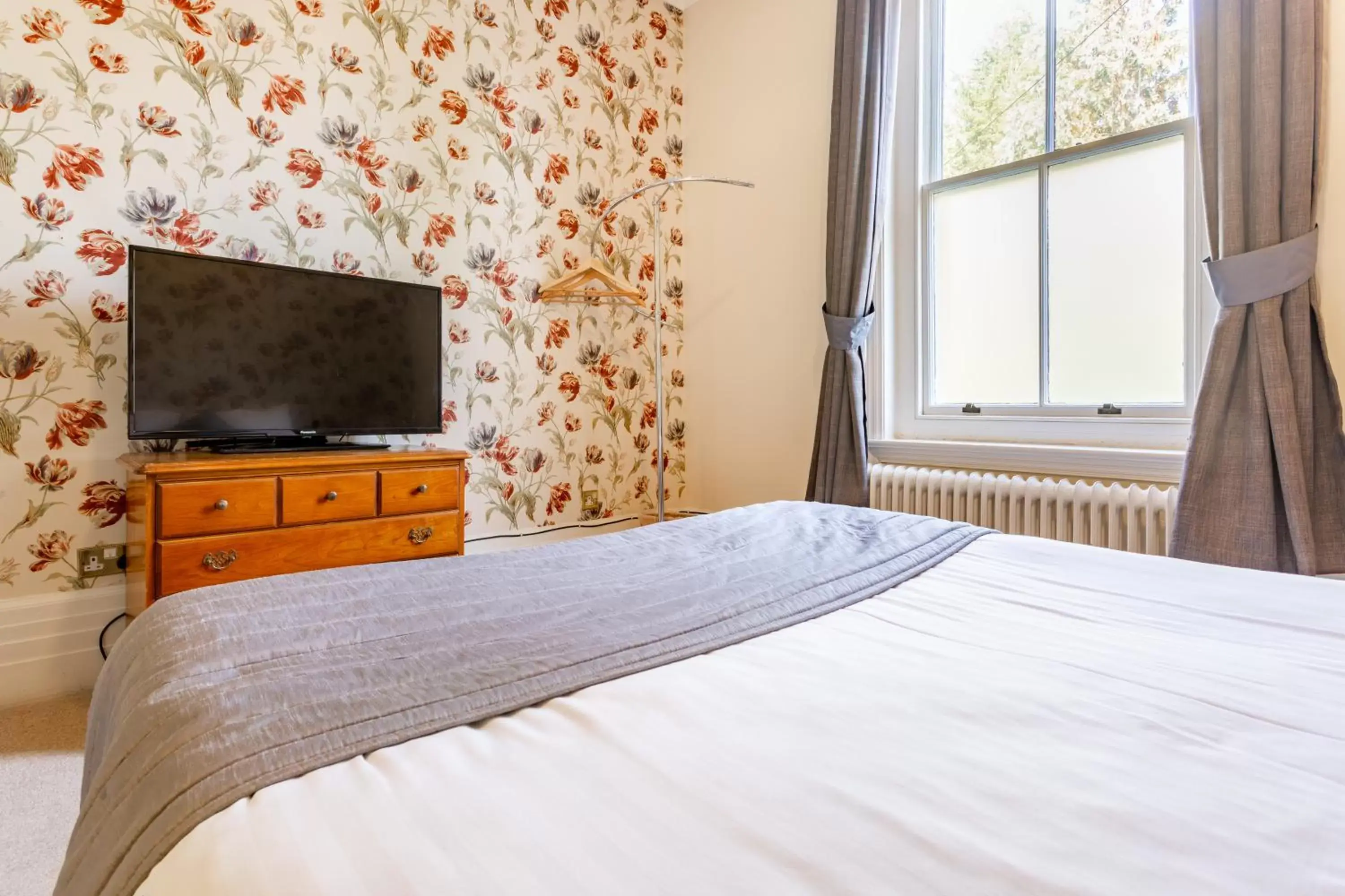 Bedroom, Bed in Woodland Manor Hotel