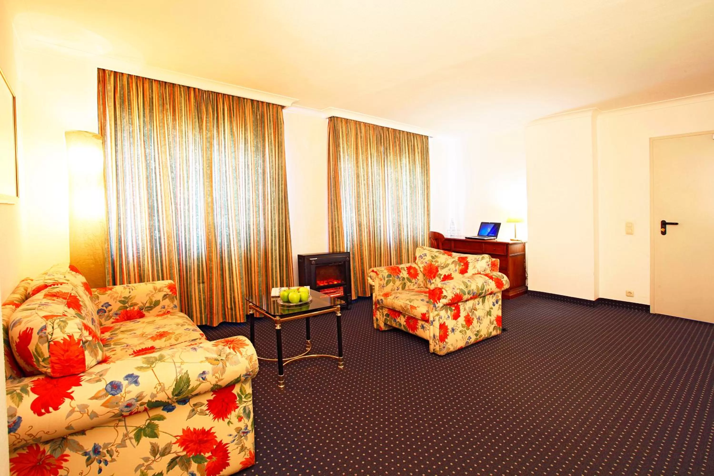 Living room, Bed in INA Hotel Royal