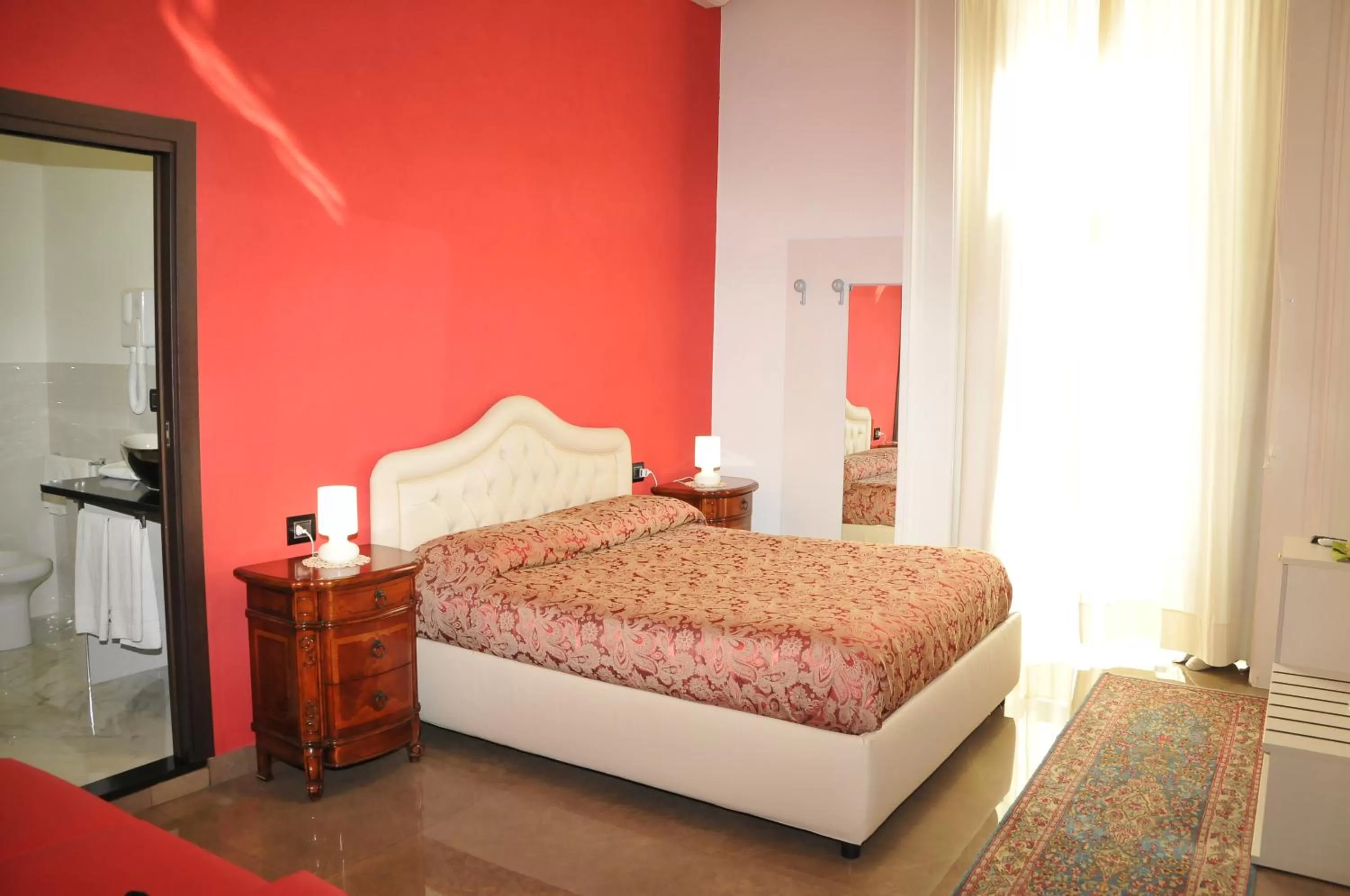 Photo of the whole room, Bed in Beverello Suite